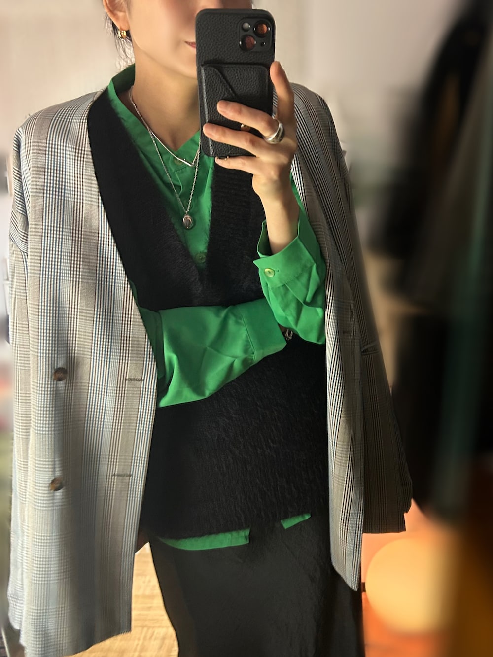 グリーン系のシャツ/ブラウス、ブラック系のスカート、その他のノーカラージャケットを着用したレディースの冬コーディネートの3枚目の写真