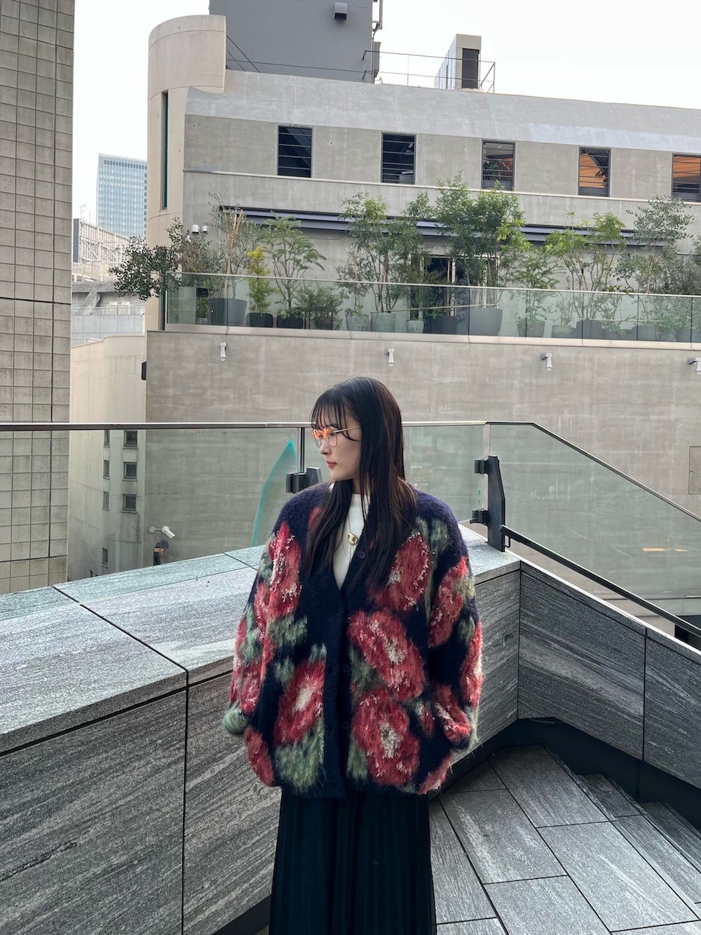 「秋冬コーデ、大人カジュアル、冬コーデ、黒コーデ、ブーツスタイル、メガネ女子、メガネコーデ、AMERI、スカート、スカートスタイル、花柄、カーディガン、ネイビー、プリーツスカート」｜「GRLのアイテム（スカート、ブラック系）」を使った、RiRiさん（レディース・155cm）の冬コーディネートの3枚目の写真