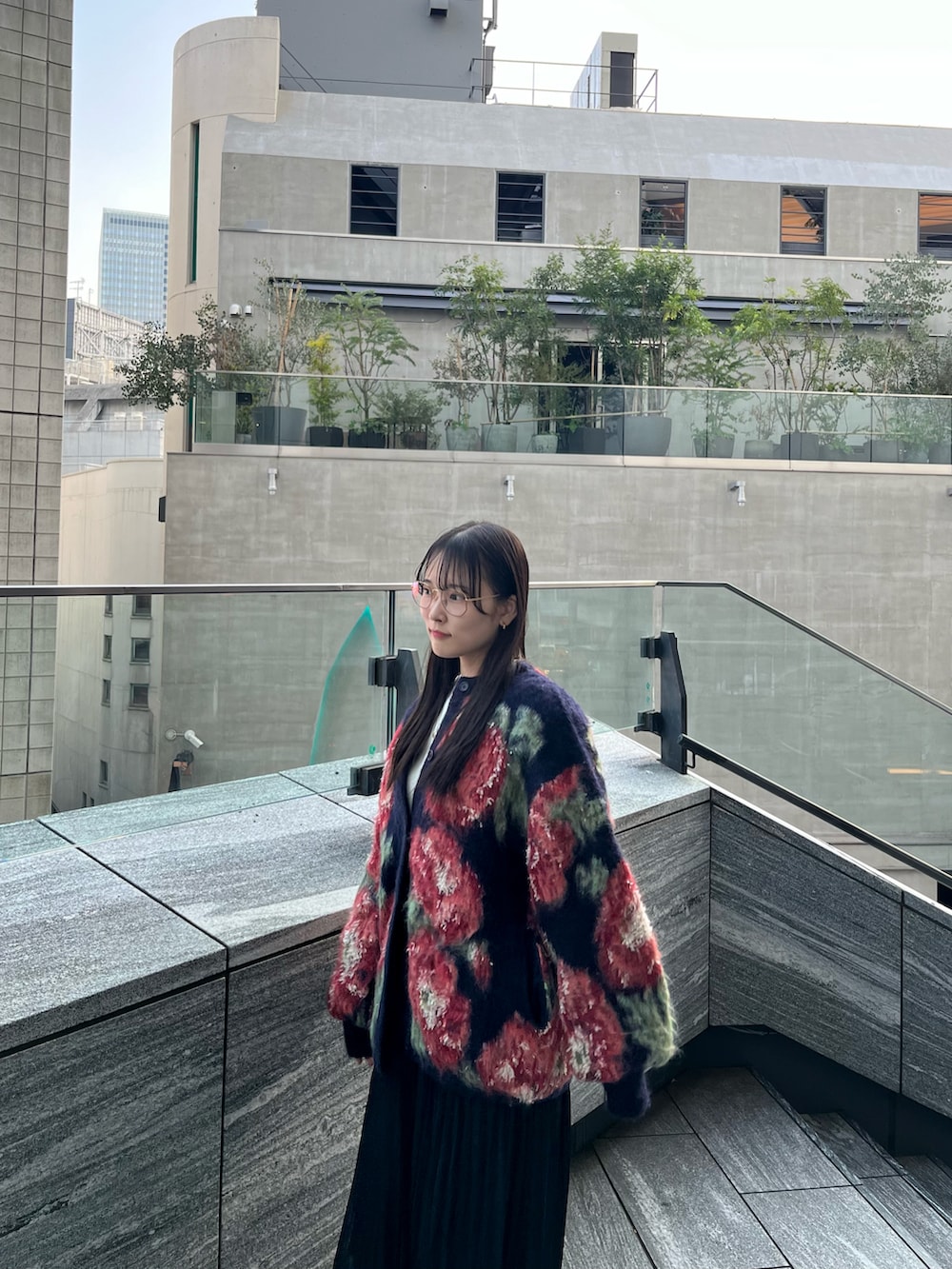 「秋冬コーデ、大人カジュアル、冬コーデ、黒コーデ、ブーツスタイル、メガネ女子、メガネコーデ、AMERI、スカート、スカートスタイル、花柄、カーディガン、ネイビー、プリーツスカート」｜「GRLのアイテム（スカート、ブラック系）」を使った、RiRiさん（レディース・155cm）の冬コーディネートの5枚目の写真