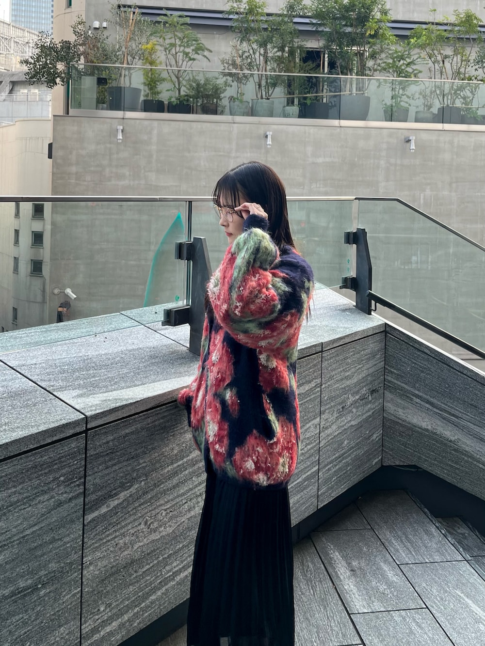 「秋冬コーデ、大人カジュアル、冬コーデ、黒コーデ、ブーツスタイル、メガネ女子、メガネコーデ、AMERI、スカート、スカートスタイル、花柄、カーディガン、ネイビー、プリーツスカート」｜「GRLのアイテム（スカート、ブラック系）」を使った、RiRiさん（レディース・155cm）の冬コーディネートの4枚目の写真