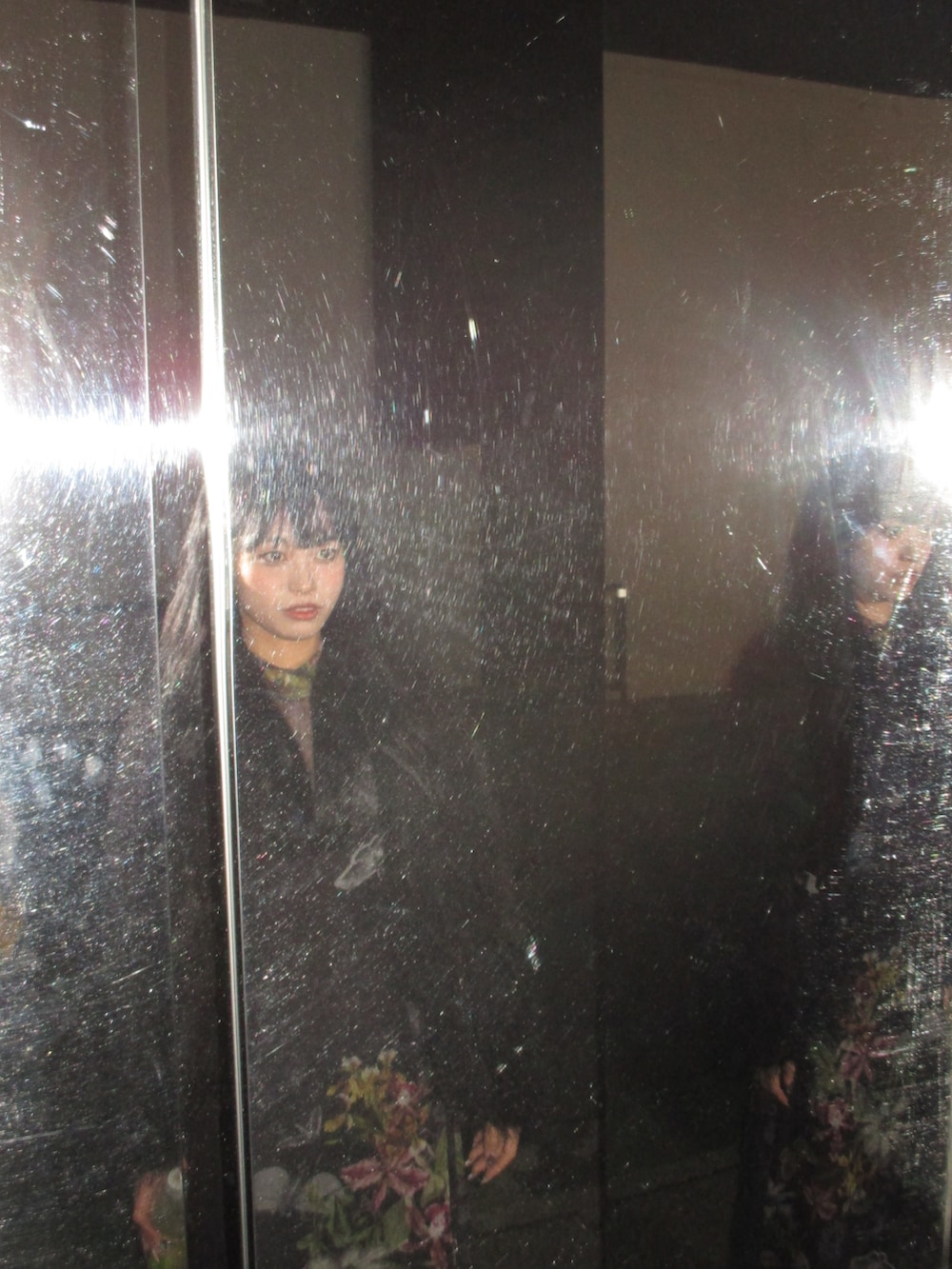 「花柄、花柄ワンピース、夜コーデ、ダークカラー、いいね、save、フォローお願いします🤑、おしゃれさんと繋がりたい」｜「ALLSAINTSのHANNA FUNNEL NECK PRINTED MIDI DRESS | HANNA ファネル ネック プリント ミディ ドレス・ワンピース（ワンピース、ブラック系）」を使った、ナナさん（骨格ナチュラル・レディース・159cm）の夏コーディネートの2枚目の写真