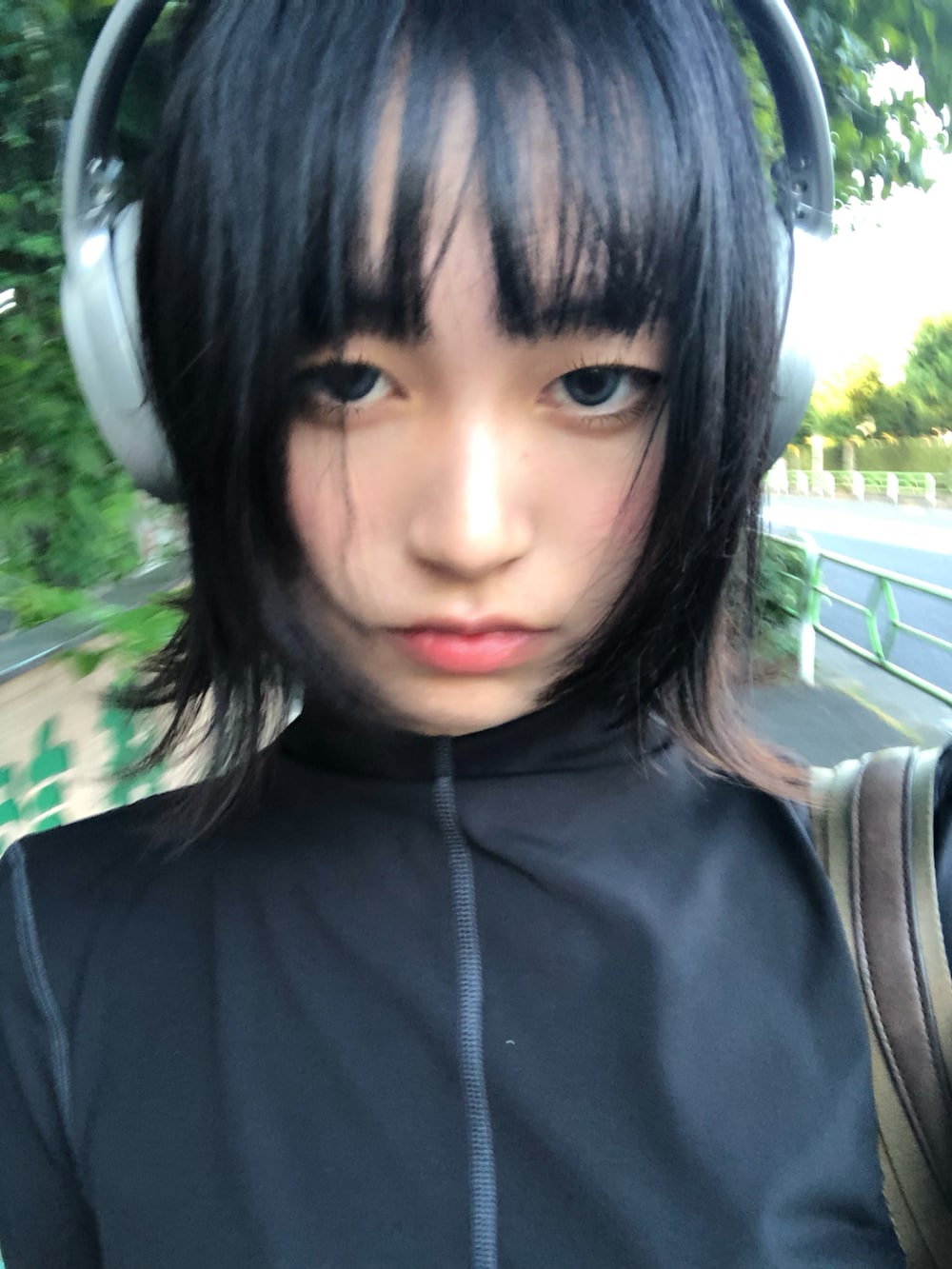 ブラック系のトップス、シルバー系のヘッドフォン/イヤホンを着用したレディースの夏コーディネートの2枚目の写真