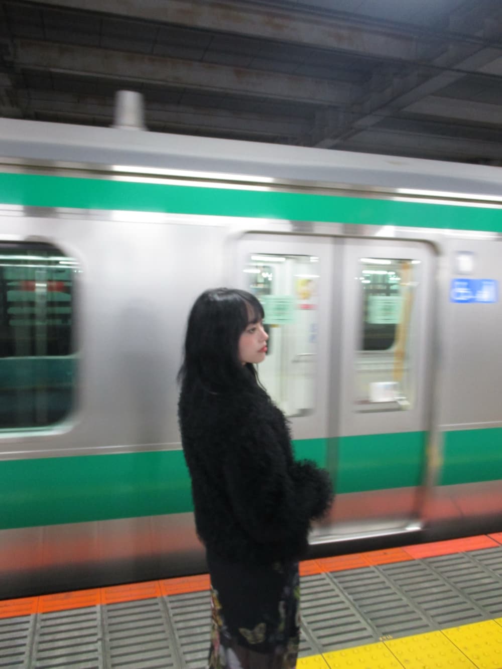 「花柄、花柄ワンピース、夜コーデ、ダークカラー、いいね、save、フォローお願いします🤑、おしゃれさんと繋がりたい」｜「ALLSAINTSのHANNA FUNNEL NECK PRINTED MIDI DRESS | HANNA ファネル ネック プリント ミディ ドレス・ワンピース（ワンピース、ブラック系）」を使った、ナナさん（骨格ナチュラル・レディース・159cm）の夏コーディネートの3枚目の写真