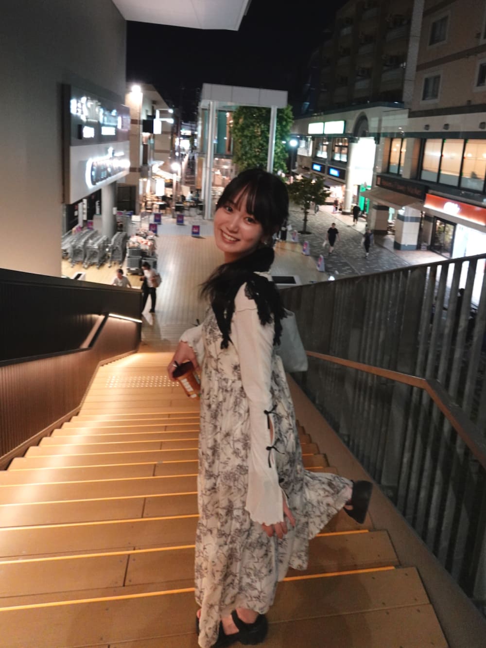 ホワイト系のTシャツ/カットソーを着用したレディースの秋コーディネートの2枚目の写真