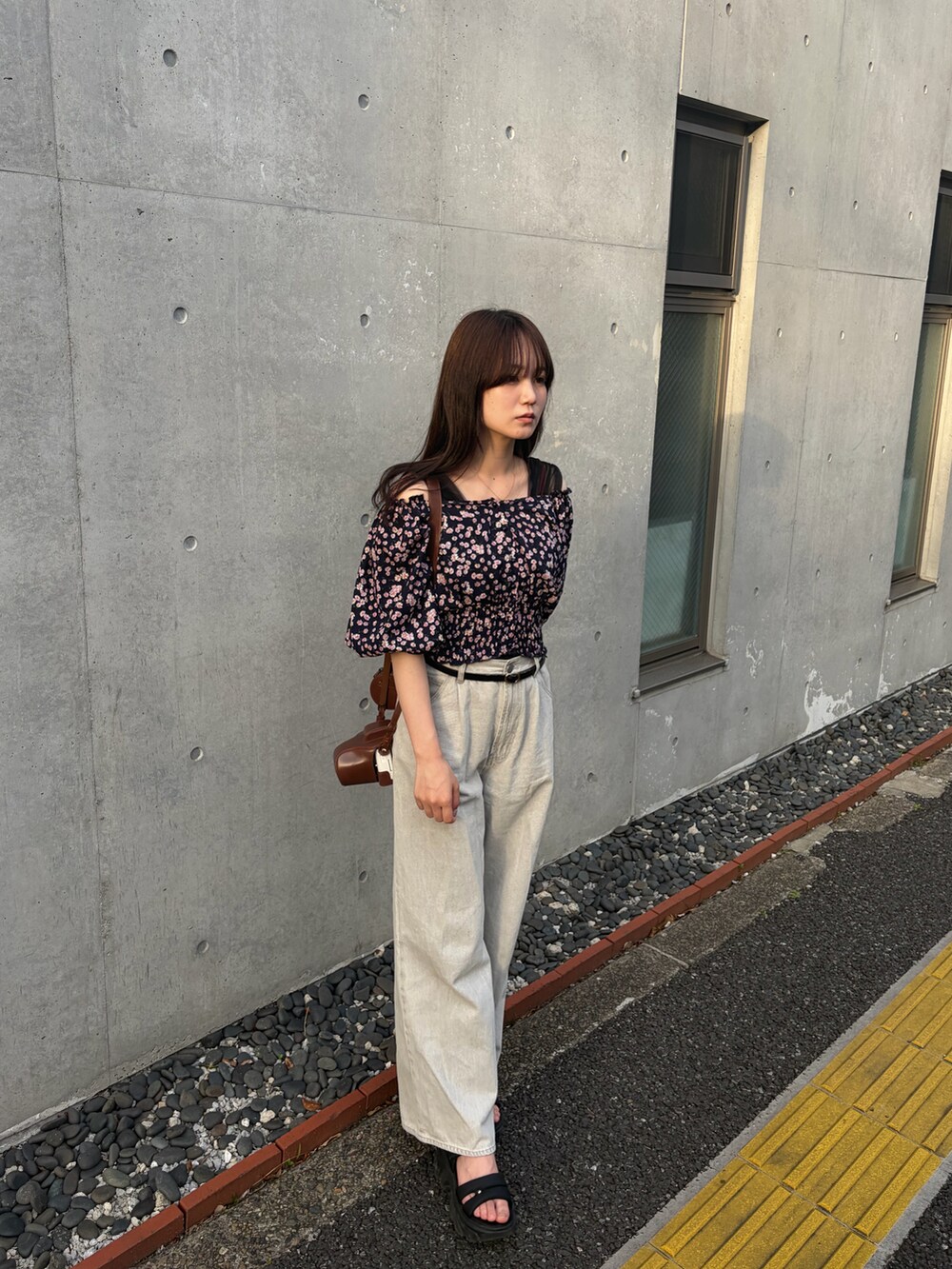 グレー系のデニムパンツを着用したレディースの春コーディネートの2枚目の写真