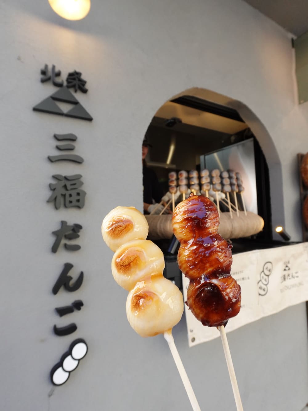 ベージュ系のテーラードジャケット、ホワイト系のスカートを着用したレディースの冬コーディネートの3枚目の写真