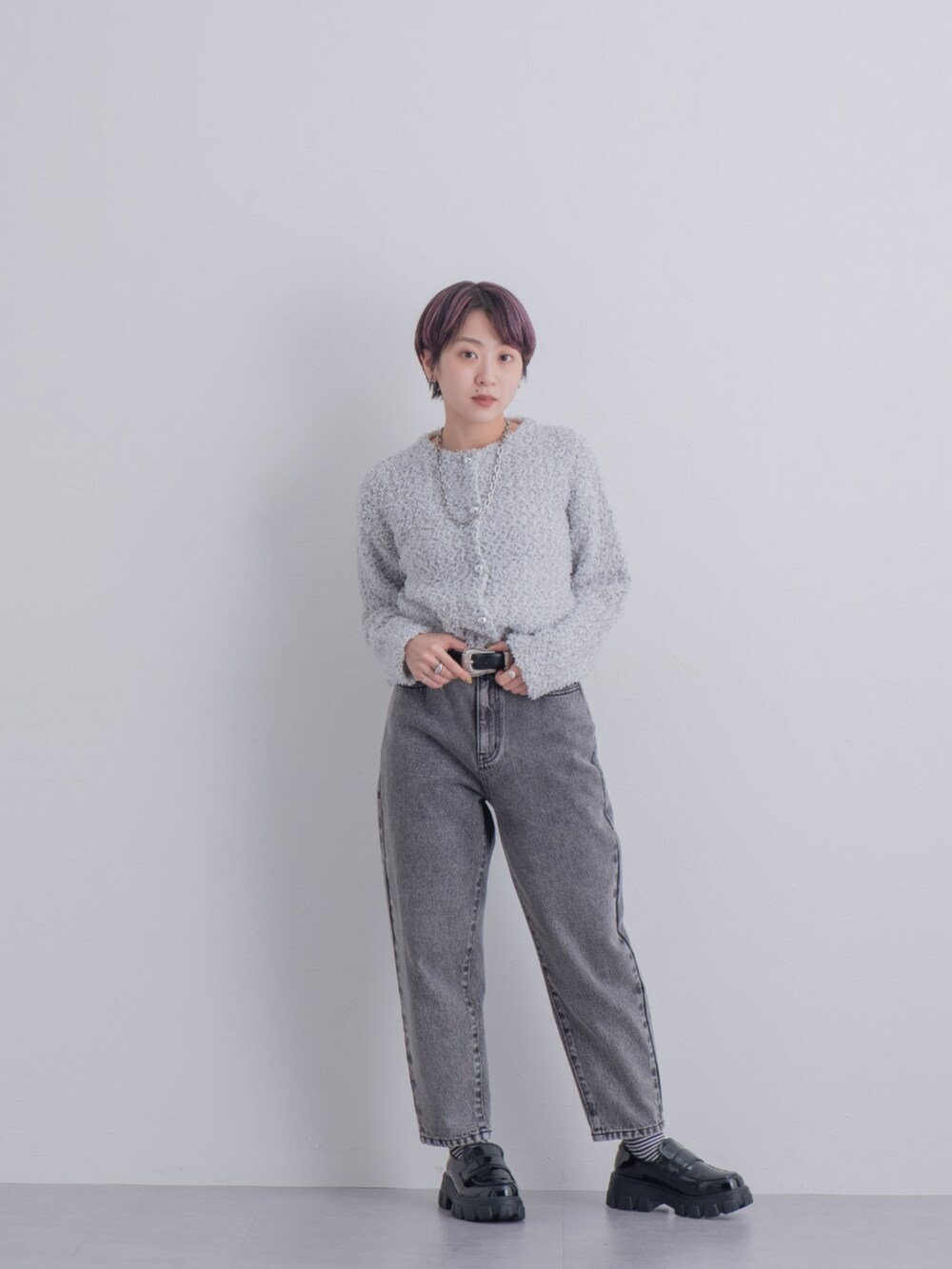 ブラック系のパンツ、グレー系のカーディガン/ボレロを着用したレディースの秋コーディネートの3枚目の写真