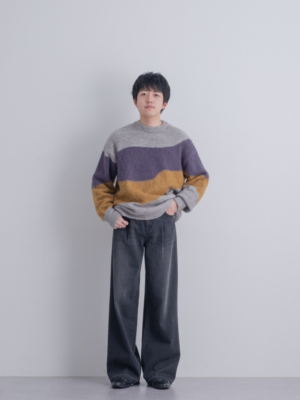 ブラック系のパンツ、グレー系のニット/セーターを着用したメンズの秋コーディネートの4枚目の写真