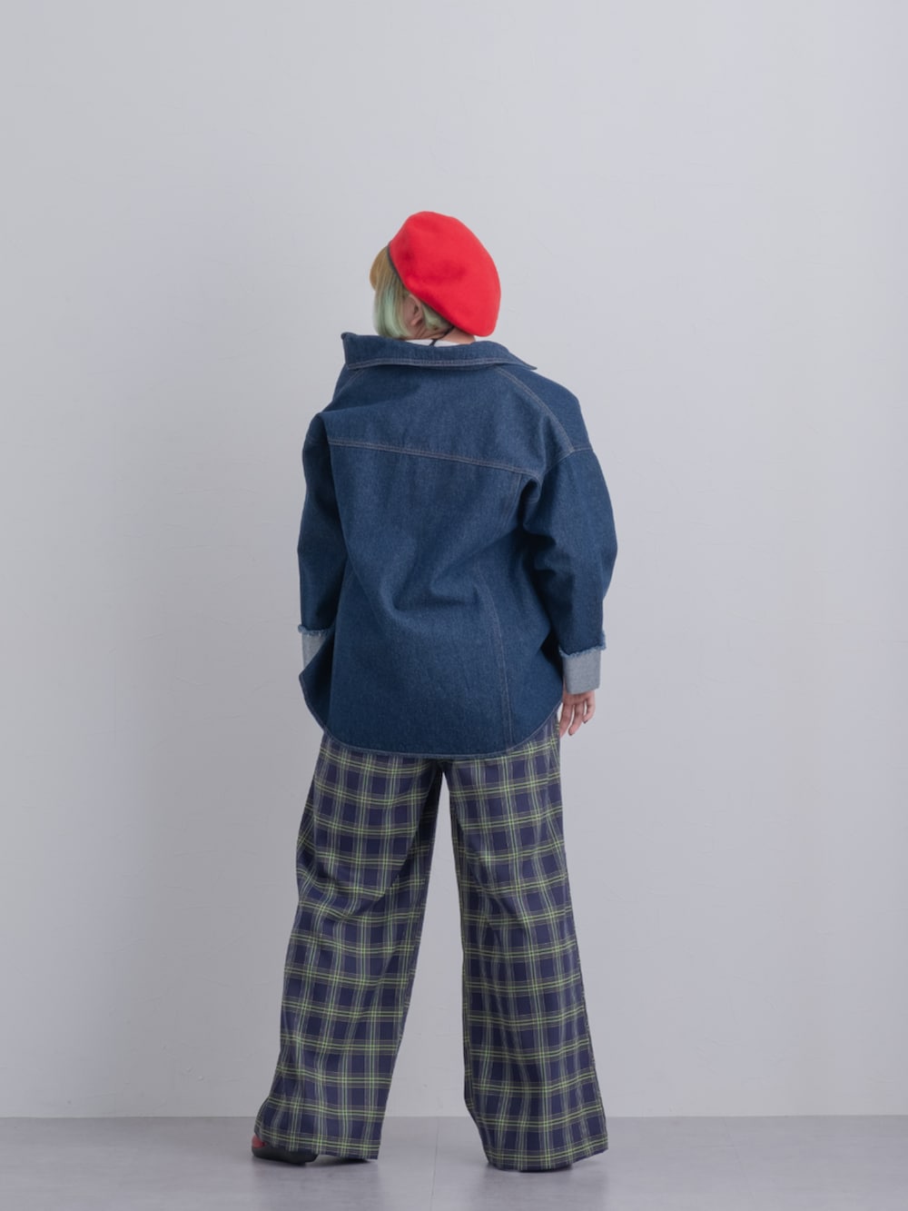 「-N-、デニムジャケット、チェックパンツ、赤パンプス」｜「nissenの【sail】オーバーサイズデニムジャケット（ジャケット/アウター、ブルー系）」を使った、-N-さん（レディース・155cm）の秋コーディネートの2枚目の写真