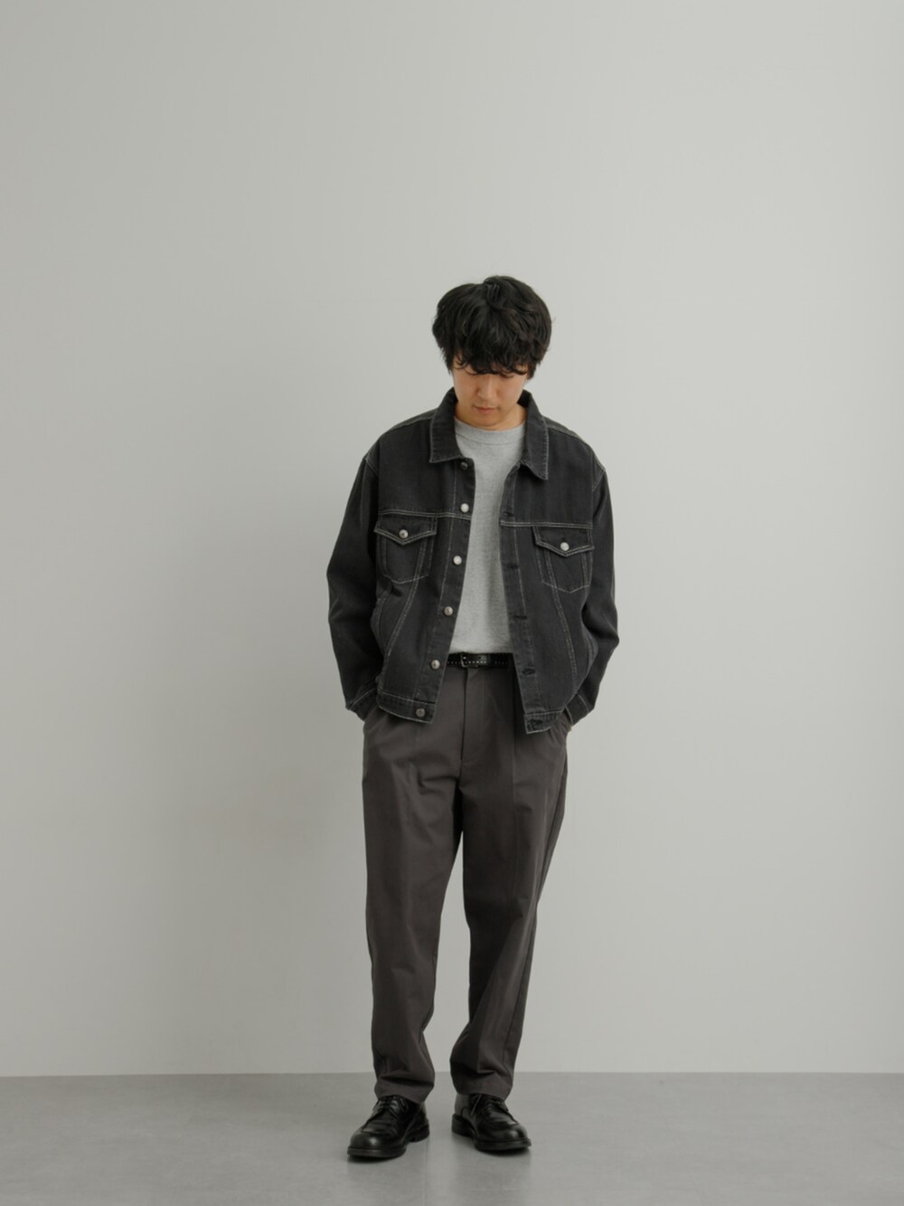 グレー系のパンツ、ブラック系のジャケット/アウター、グレー系のスウェットを着用したメンズの冬コーディネートの3枚目の写真