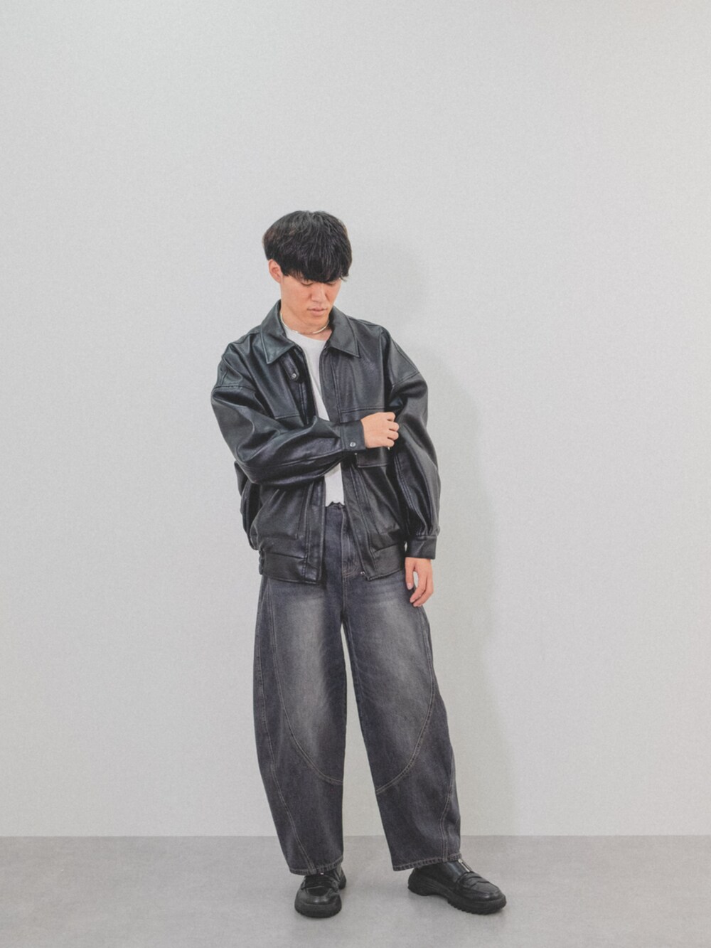 ブラック系のジャケット/アウター、ブラック系のパンツを着用したメンズの秋コーディネートの2枚目の写真