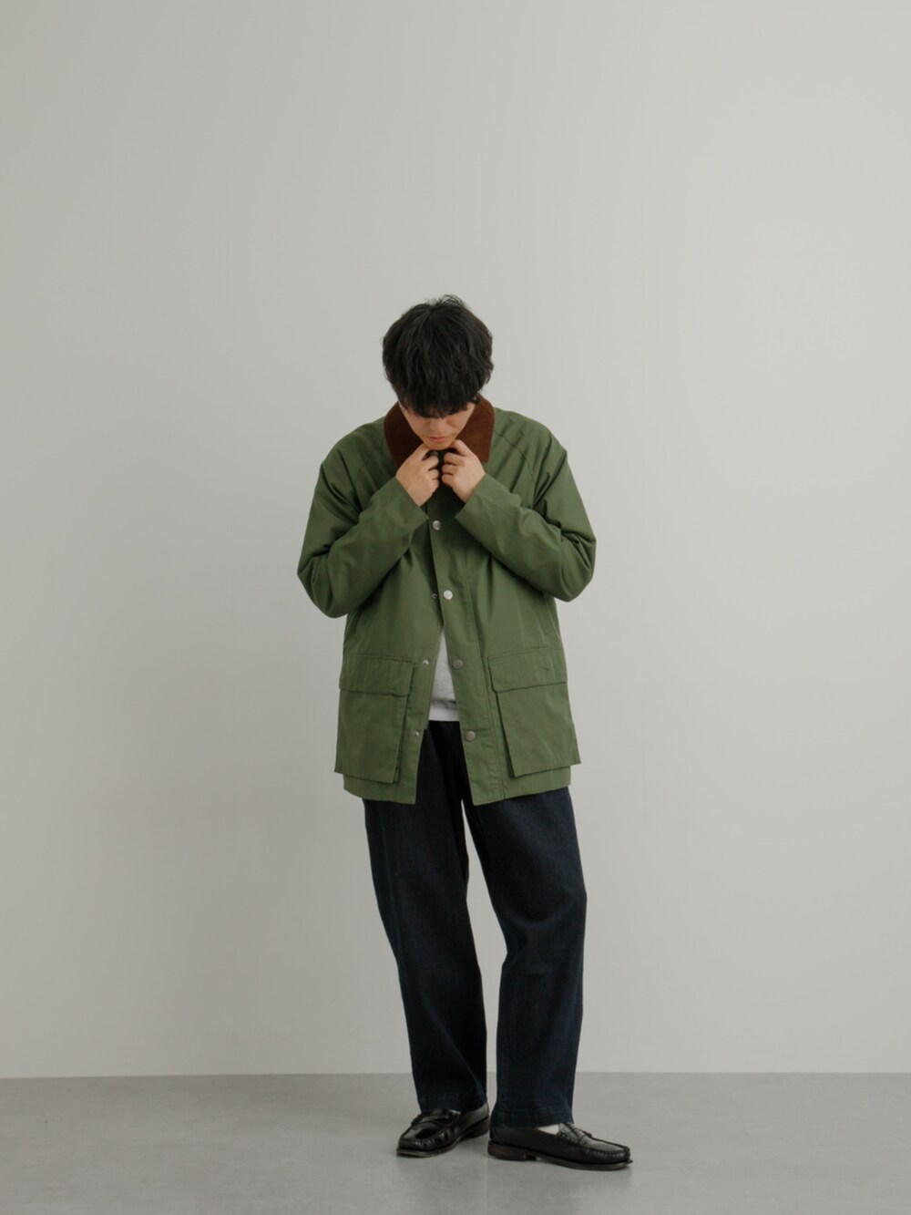 グレー系のスウェット、グリーン系のジャケット/アウター、ホワイト系のTシャツ/カットソーを着用したメンズの冬コーディネートの2枚目の写真