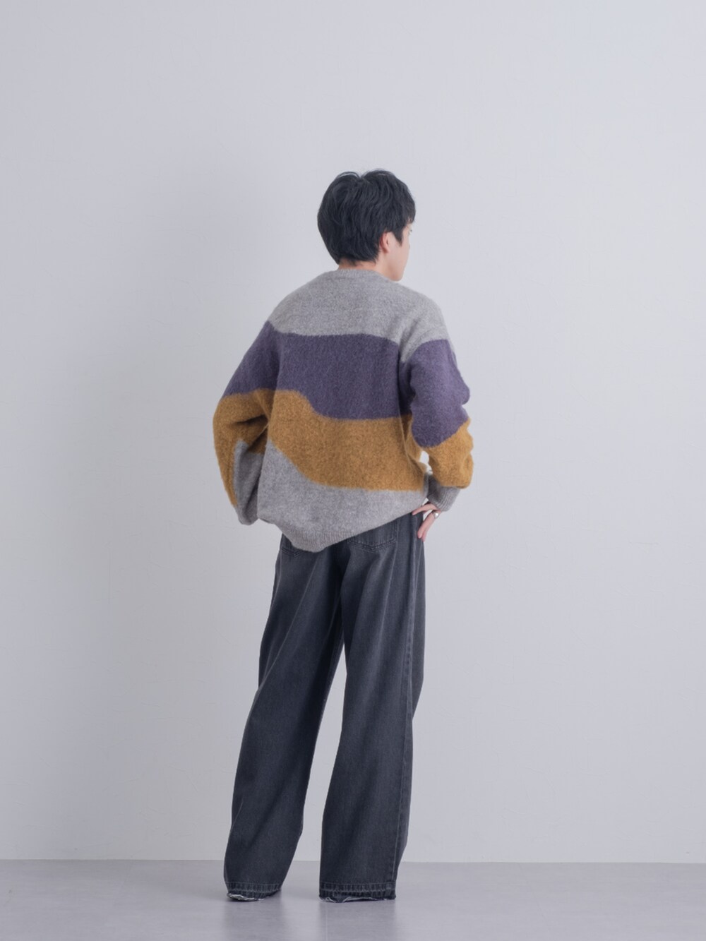 ブラック系のパンツ、グレー系のニット/セーターを着用したメンズの秋コーディネートの3枚目の写真