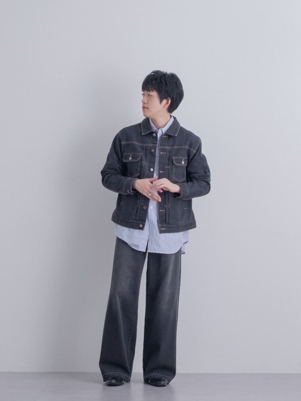 ブラック系のデニムジャケット、ブルー系のシャツ/ブラウス、ブラック系のパンツを着用したメンズの秋コーディネートの2枚目の写真