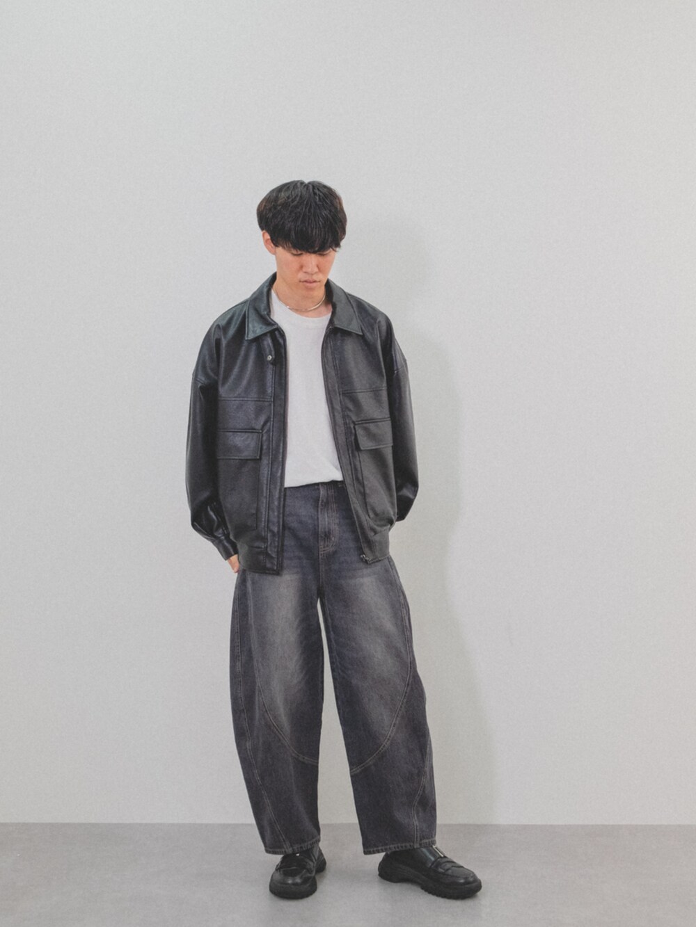 ブラック系のジャケット/アウター、ブラック系のパンツを着用したメンズの秋コーディネートの3枚目の写真