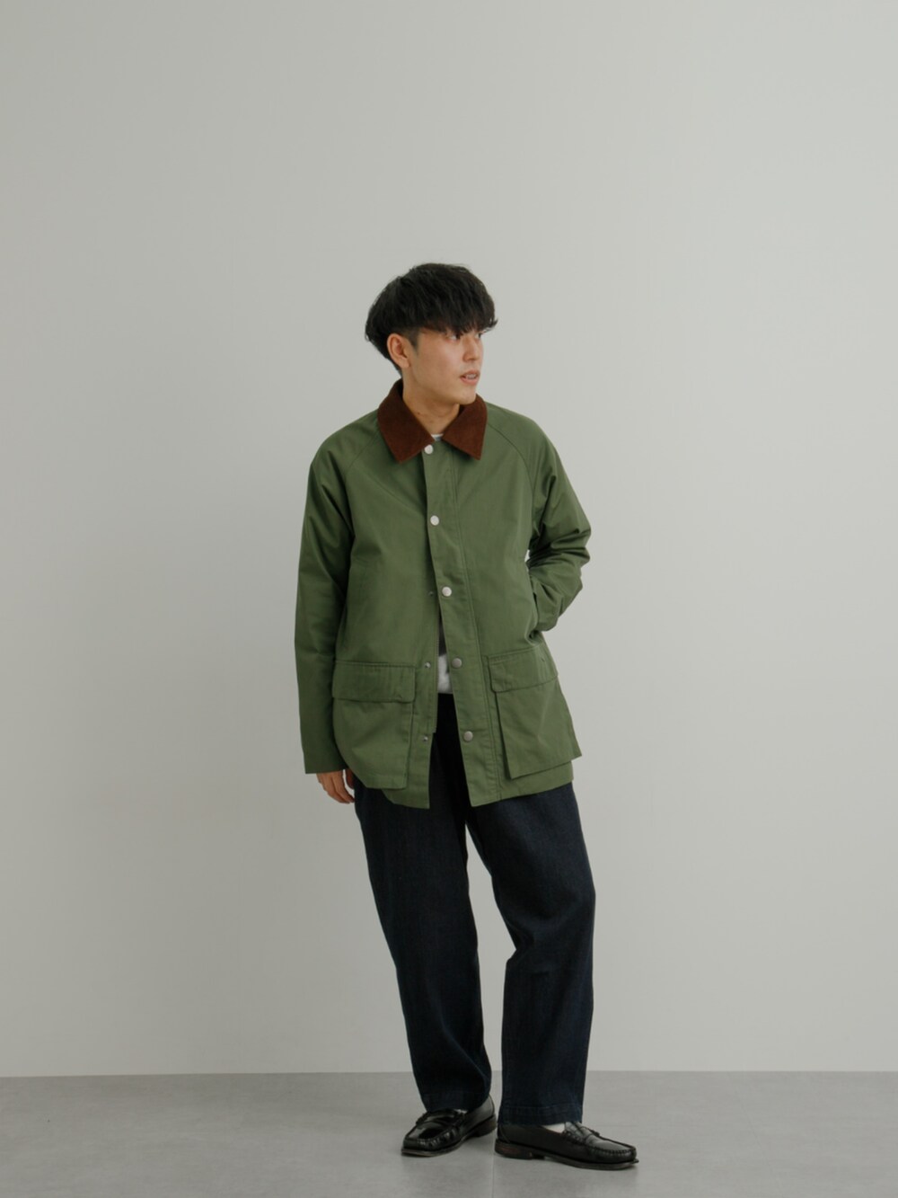 グレー系のスウェット、グリーン系のジャケット/アウター、ホワイト系のTシャツ/カットソーを着用したメンズの冬コーディネートの3枚目の写真