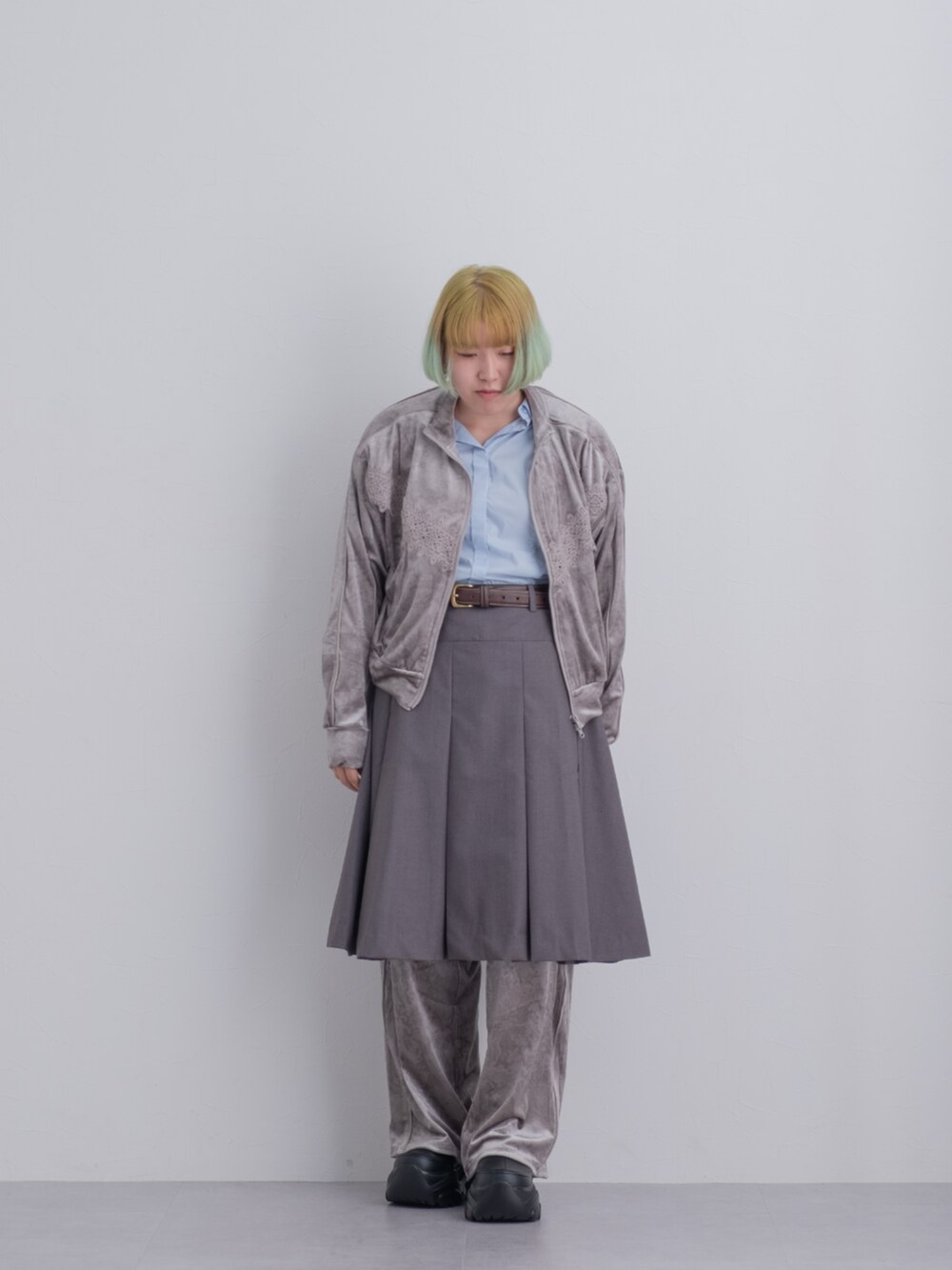 グレー系のジャケット/アウター、ブルー系のシャツ/ブラウス、グレー系のスカートを着用したレディースの秋コーディネートの2枚目の写真