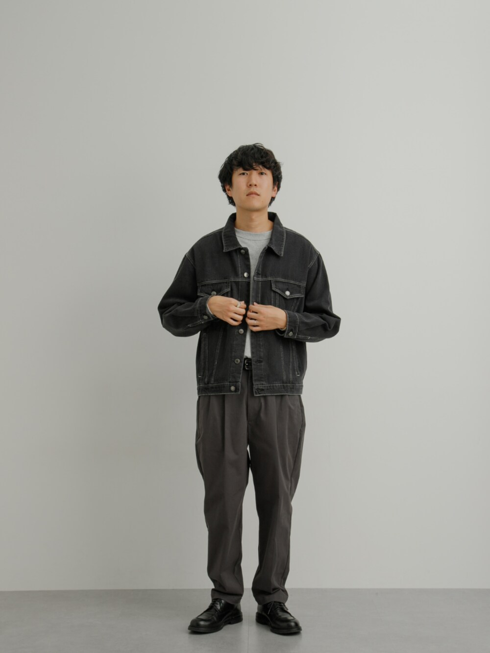 グレー系のパンツ、ブラック系のジャケット/アウター、グレー系のスウェットを着用したメンズの冬コーディネートの2枚目の写真