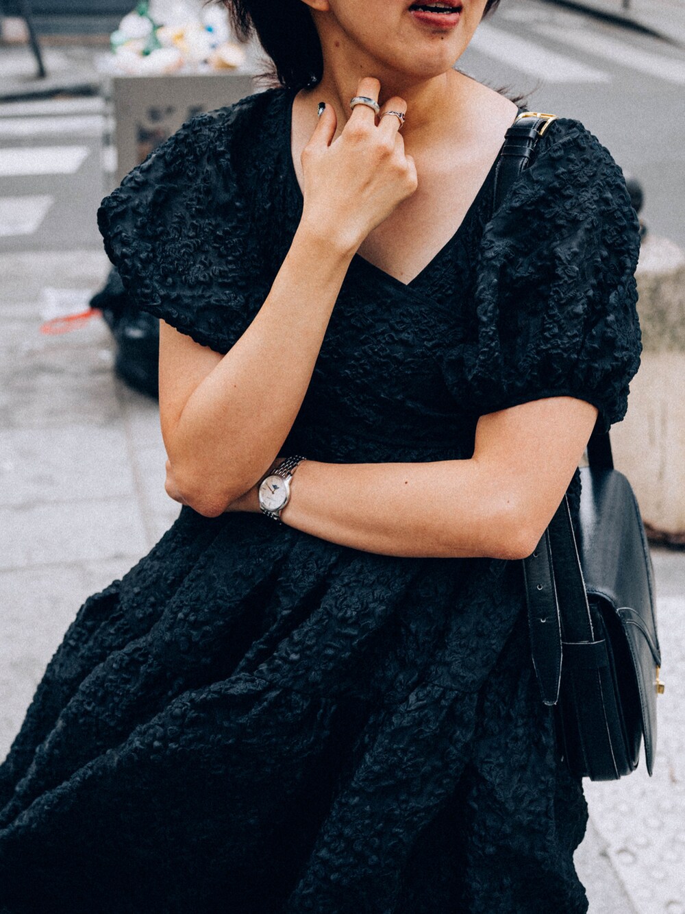 ブラック系のワンピース、ブラック系のショルダーバッグを着用したレディースの秋コーディネートの2枚目の写真