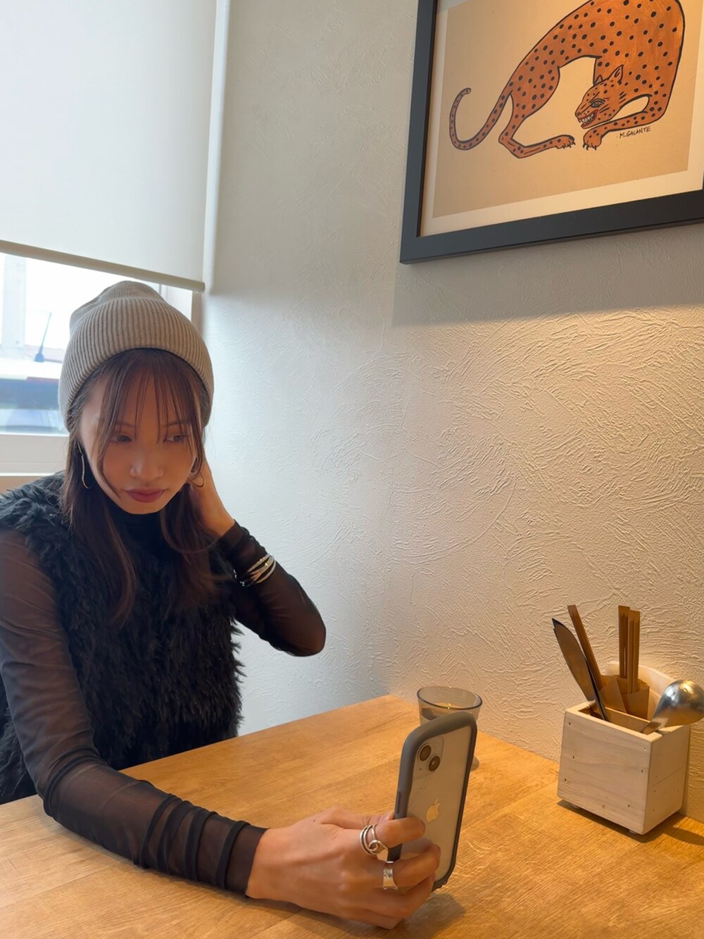 「ファーベスト、モノトーン、モノトーンコーデ、スラックス、UNIQLO、AZUL by moussy、プチプラコーデ、ビーニー、ニット帽」｜「AZUL by moussyのﾌﾟｰﾄﾞﾙﾌｪｲｸﾌｧｰﾍﾞｽﾄ（ベスト、ブラック系）」を使った、サツキさん（骨格ナチュラル・レディース・161cm）の秋コーディネートの3枚目の写真