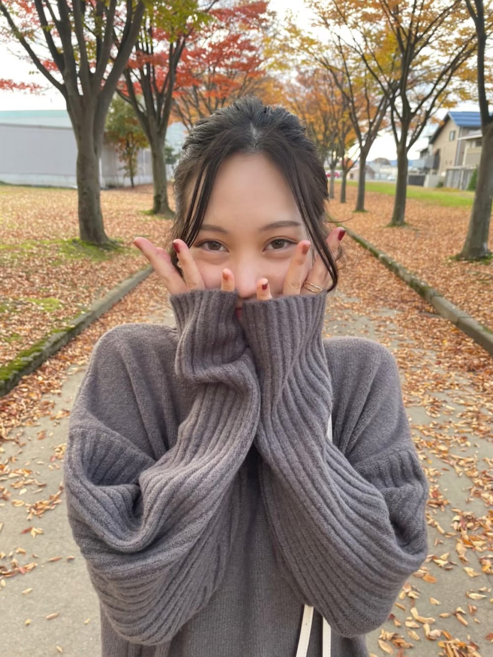 グレー系のワンピース、ブラック系のブーツを着用したレディースの秋コーディネートの3枚目の写真