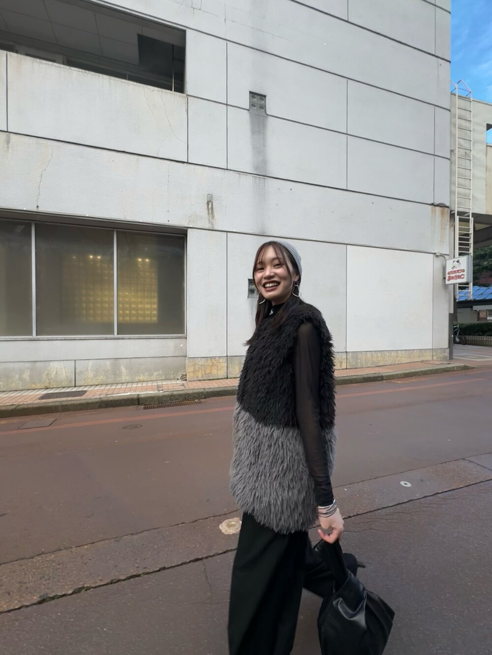 「ファーベスト、モノトーン、モノトーンコーデ、スラックス、UNIQLO、AZUL by moussy、プチプラコーデ、ビーニー、ニット帽」｜「AZUL by moussyのﾌﾟｰﾄﾞﾙﾌｪｲｸﾌｧｰﾍﾞｽﾄ（ベスト、ブラック系）」を使った、サツキさん（骨格ナチュラル・レディース・161cm）の秋コーディネートの2枚目の写真