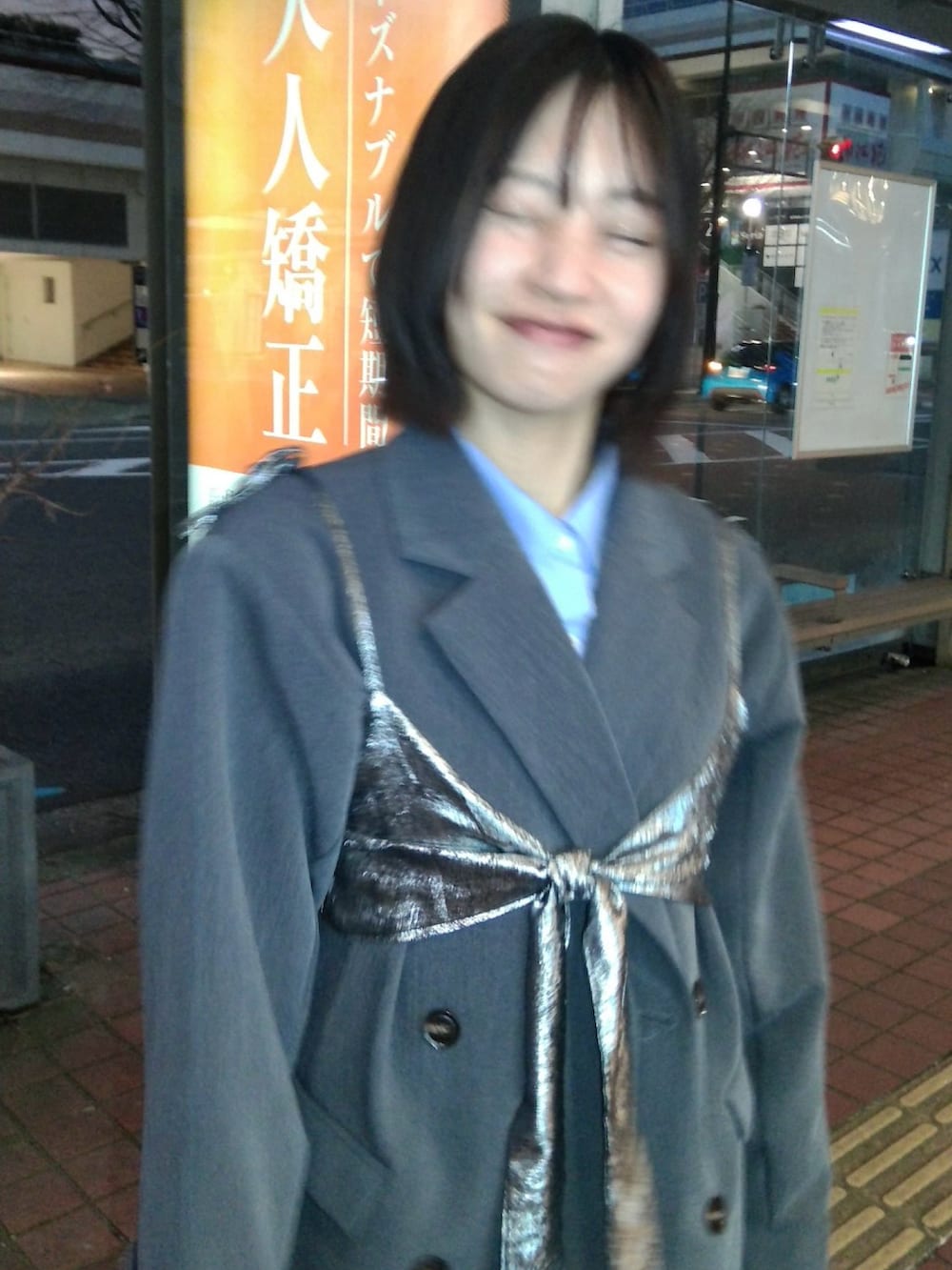 ブラック系のドレスシューズ、シルバー系のキャミソール、グレー系のテーラードジャケットを着用したレディースの冬コーディネートの3枚目の写真