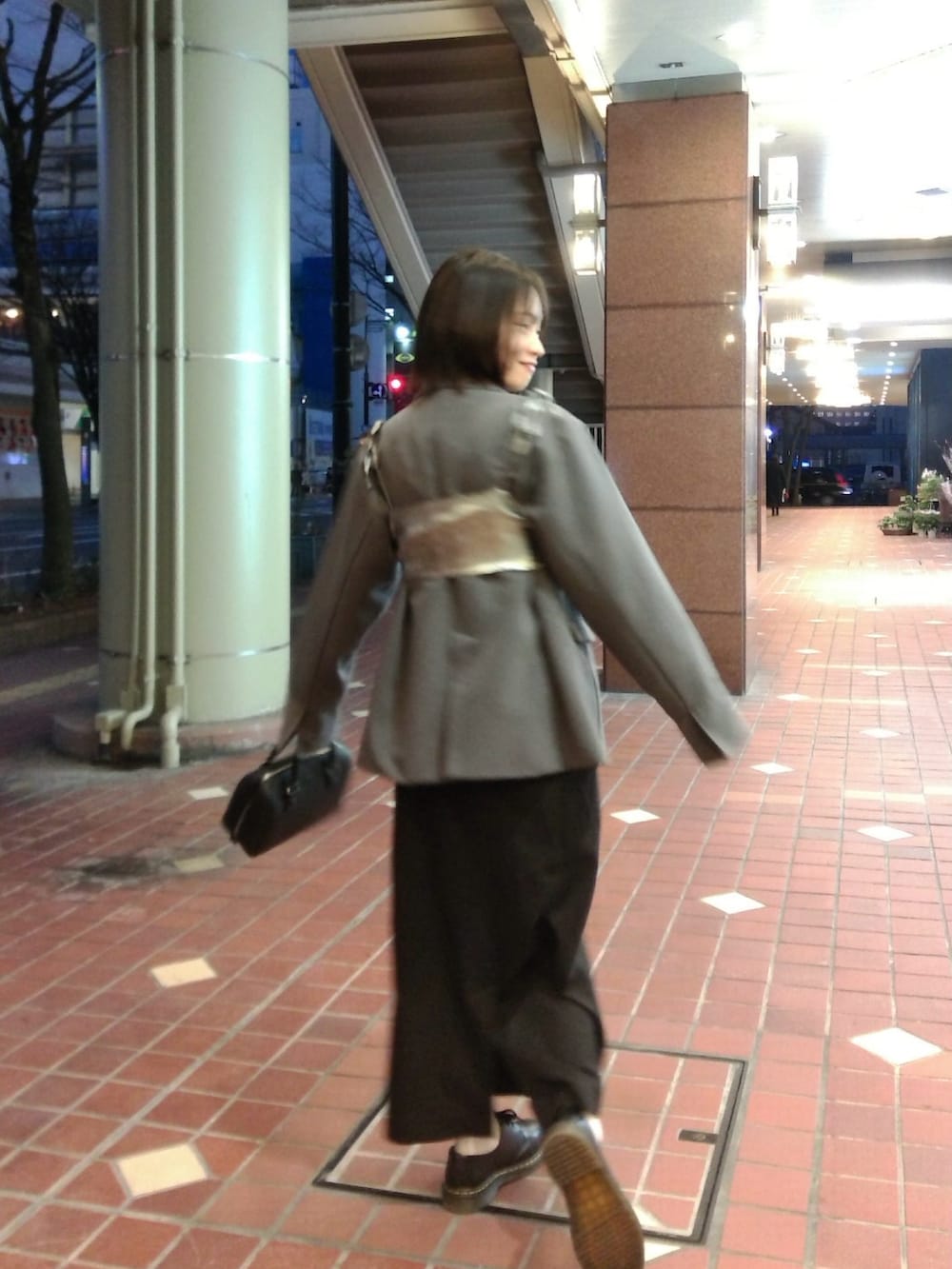 ブラック系のドレスシューズ、シルバー系のキャミソール、グレー系のテーラードジャケットを着用したレディースの冬コーディネートの2枚目の写真