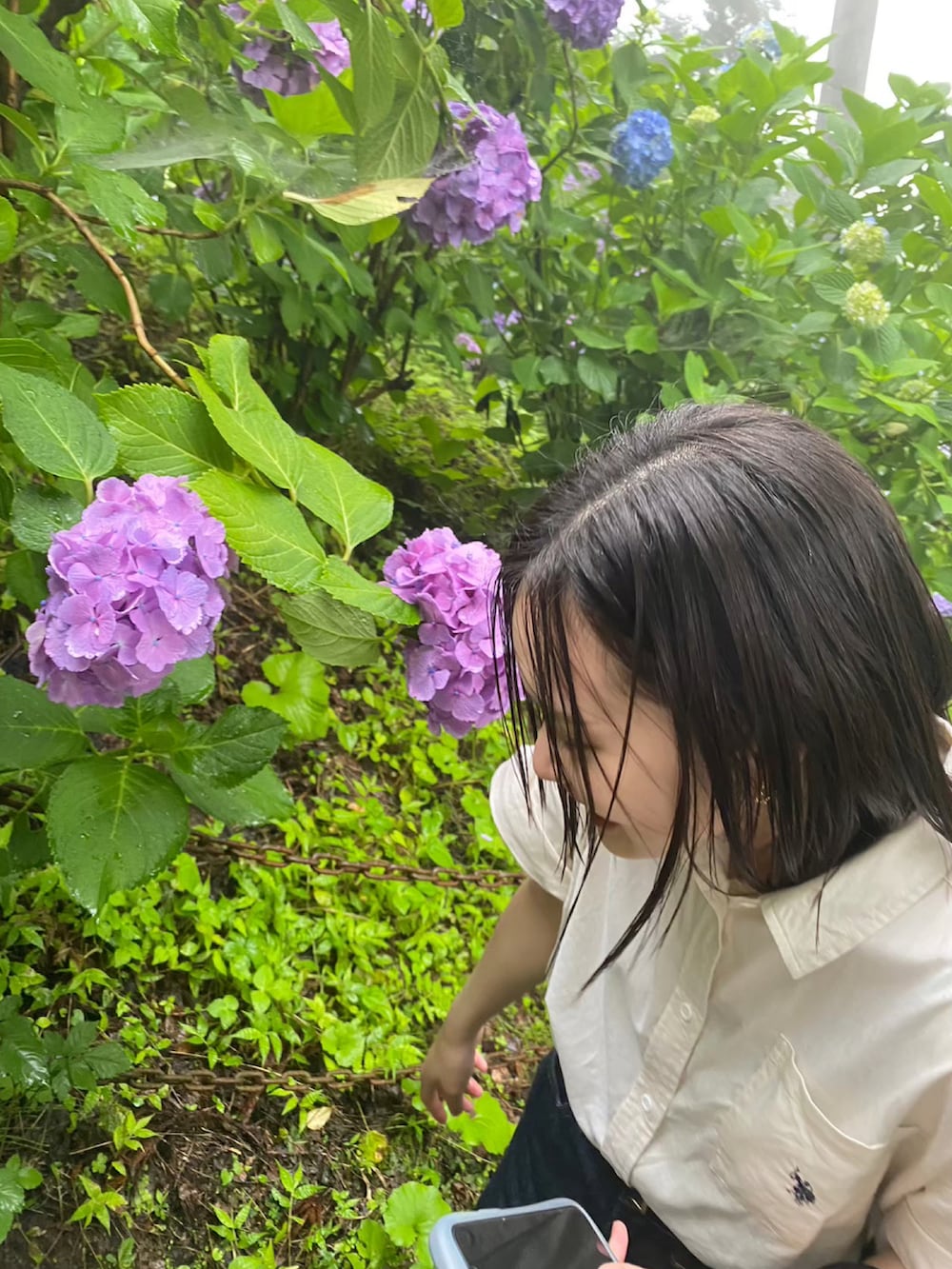 ホワイト系のシャツ/ブラウス、ブルー系のデニムパンツ、ブラック系のパンプスを着用したレディースの秋コーディネートの3枚目の写真