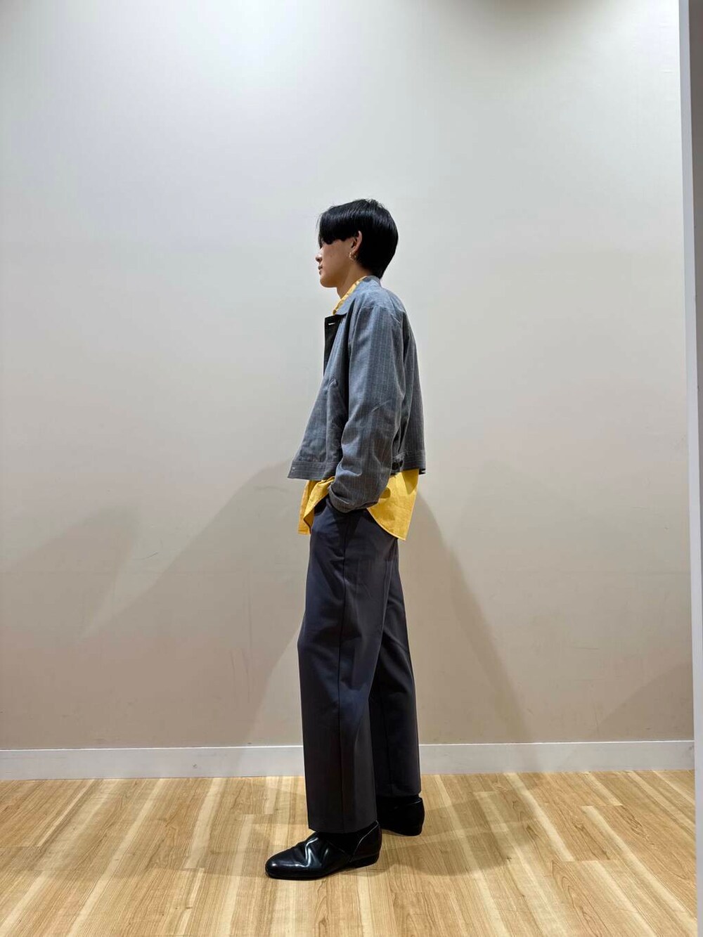 イエロー系のシャツ/ブラウス、グレー系のその他パンツを着用したメンズの冬コーディネートの2枚目の写真