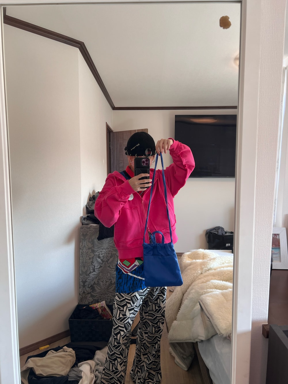 ピンク系のパーカー、シルバー系のブローチ/コサージュ、ホワイト系のブローチ/コサージュを着用したメンズの冬コーディネートの3枚目の写真