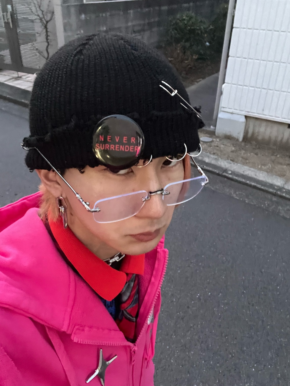 ピンク系のパーカー、シルバー系のブローチ/コサージュ、ホワイト系のブローチ/コサージュを着用したメンズの冬コーディネートの2枚目の写真