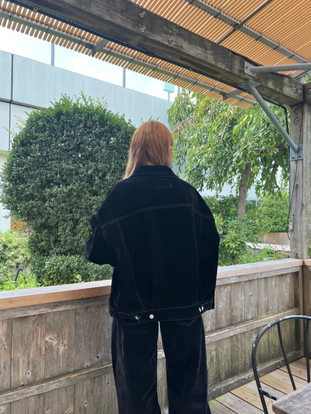 ブラック系のデニムジャケット、ブラック系のデニムパンツ、イエロー系のTシャツ/カットソーを着用したレディースの夏コーディネートの5枚目の写真