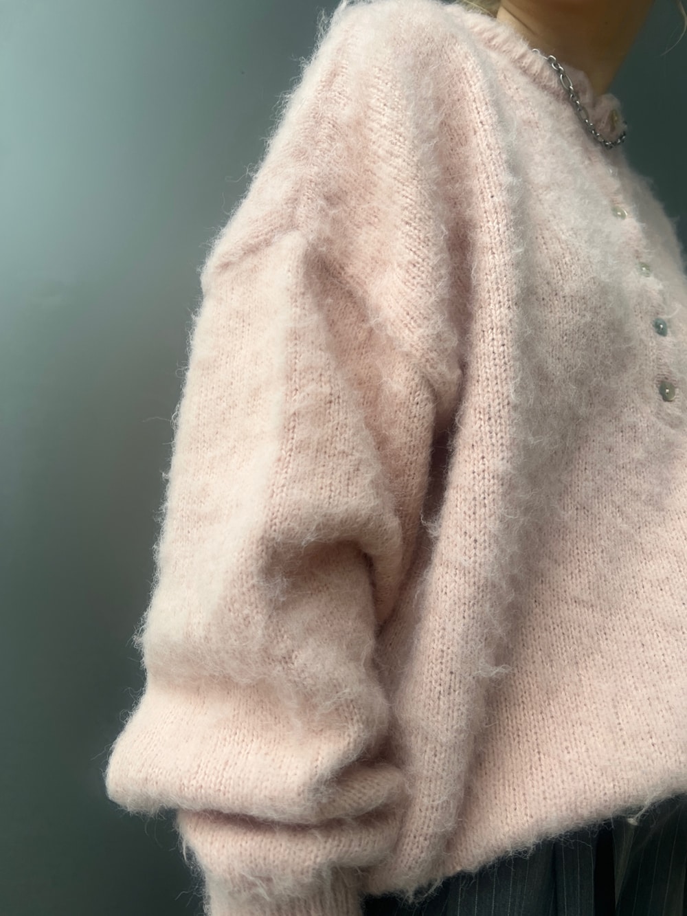 ピンク系のニット/セーター、イエロー系のトートバッグ、グレー系のその他パンツを着用したレディースの冬コーディネートの6枚目の写真