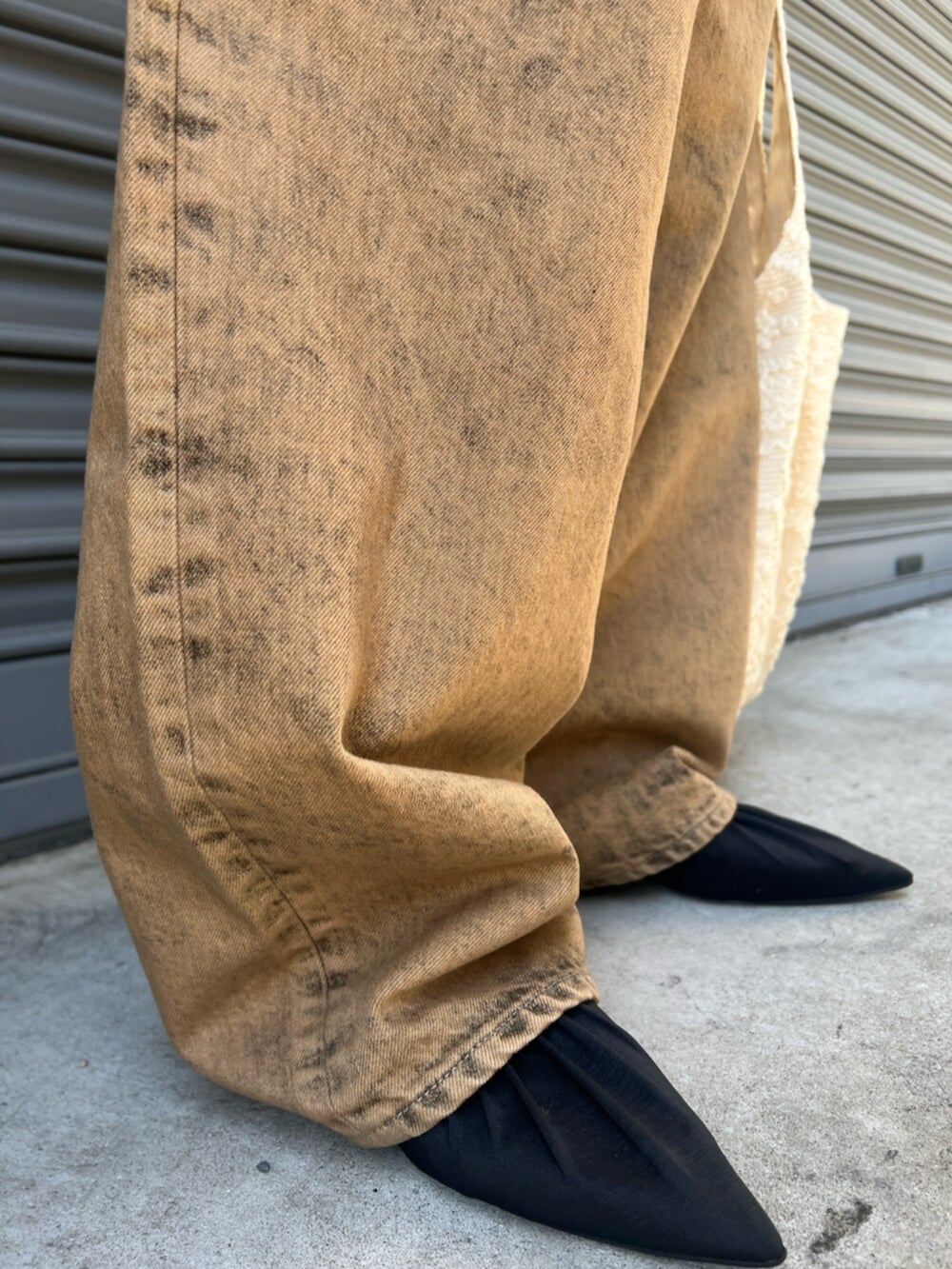 ブラック系のパンプス、ブラウン系のデニムパンツ、グレー系のパーカーを着用したレディースの春コーディネートの7枚目の写真