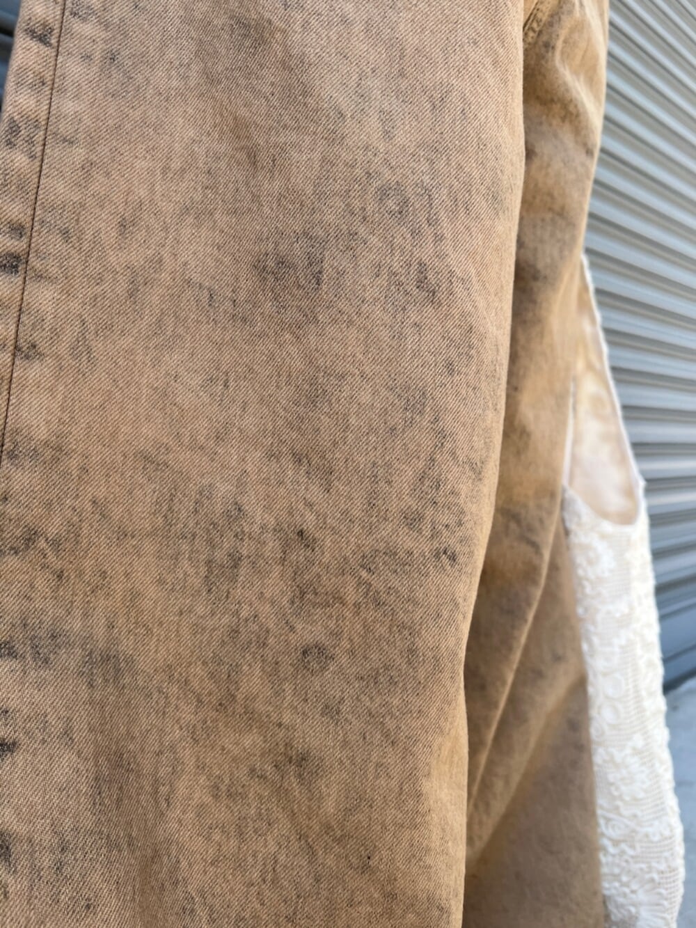 ブラック系のパンプス、ブラウン系のデニムパンツ、グレー系のパーカーを着用したレディースの春コーディネートの6枚目の写真