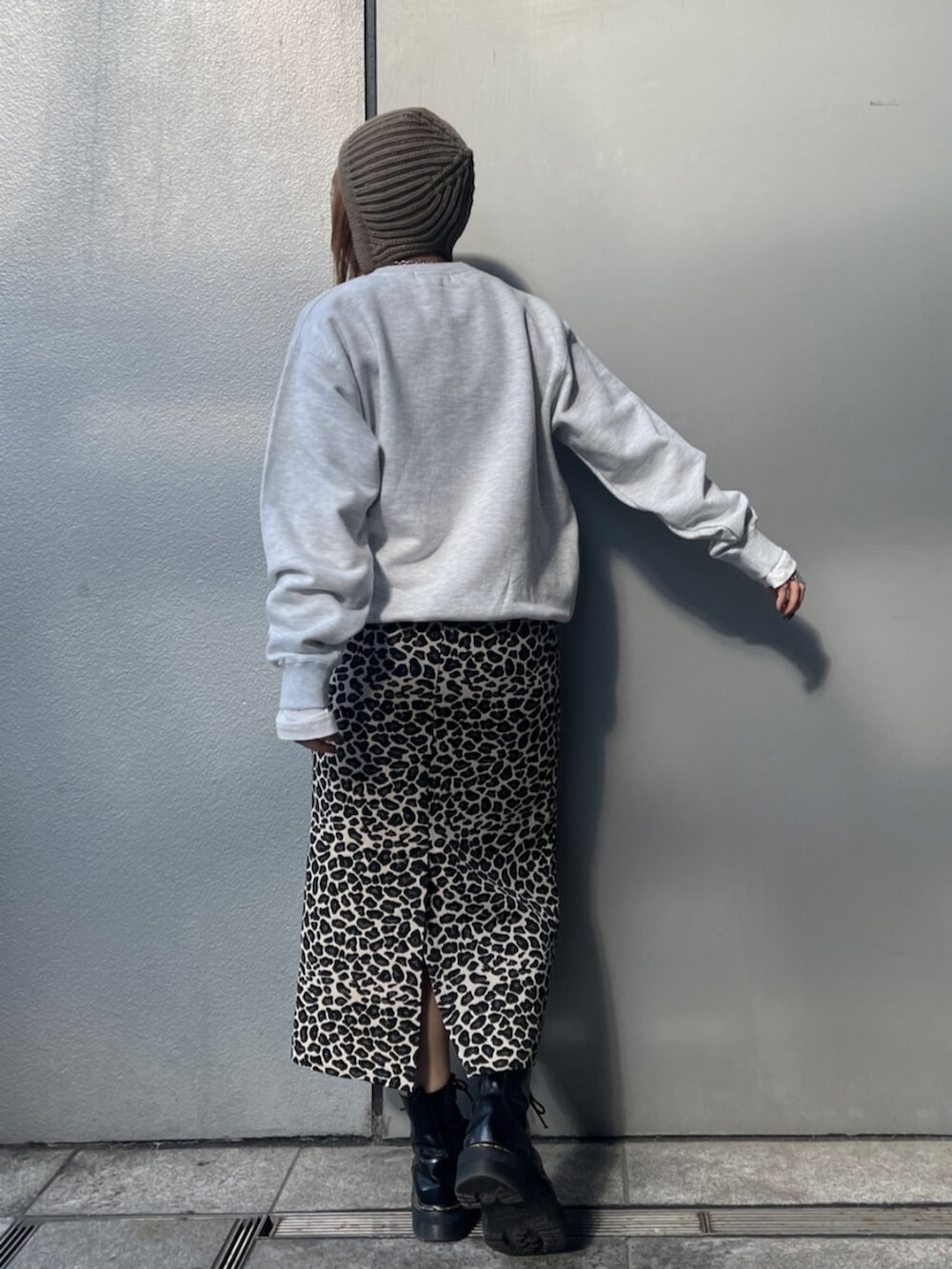 ホワイト系のTシャツ/カットソー、グレー系のスウェット、ベージュ系のスカートを着用したレディースの冬コーディネートの3枚目の写真