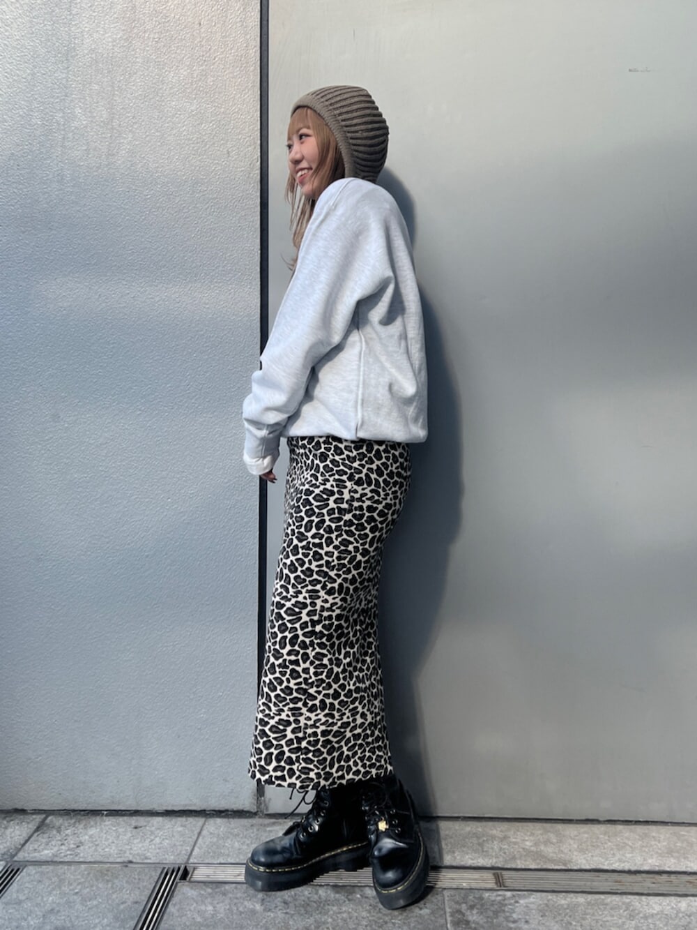 ホワイト系のTシャツ/カットソー、グレー系のスウェット、ベージュ系のスカートを着用したレディースの冬コーディネートの2枚目の写真