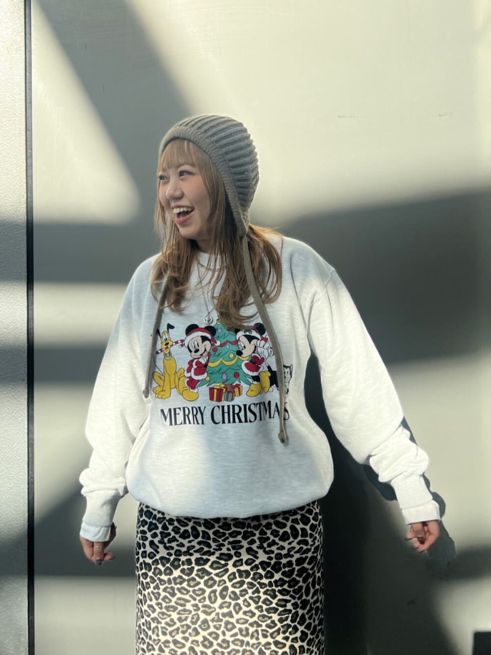 ホワイト系のTシャツ/カットソー、グレー系のスウェット、ベージュ系のスカートを着用したレディースの冬コーディネートの4枚目の写真