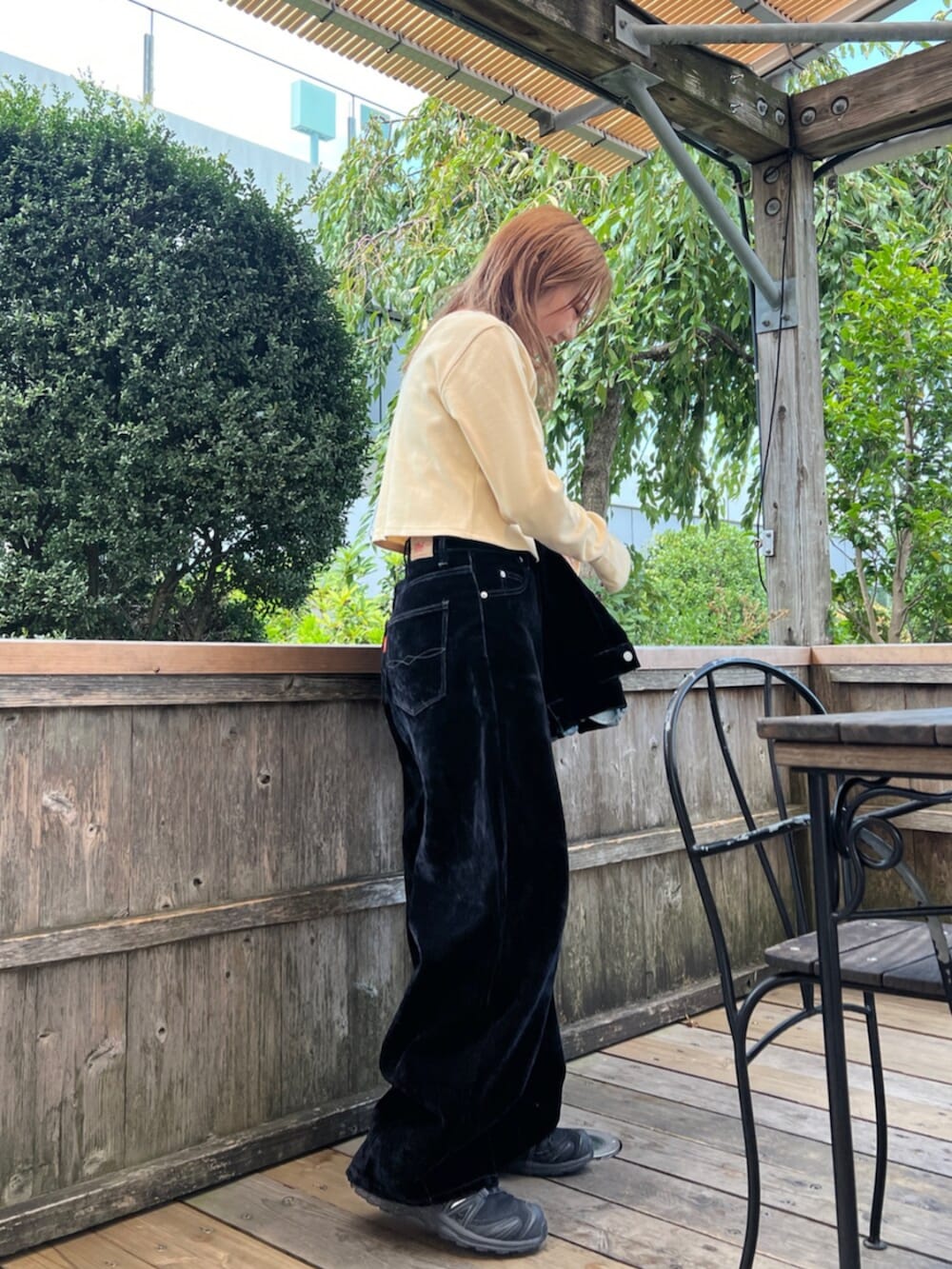 ブラック系のデニムジャケット、ブラック系のデニムパンツ、イエロー系のTシャツ/カットソーを着用したレディースの夏コーディネートの2枚目の写真