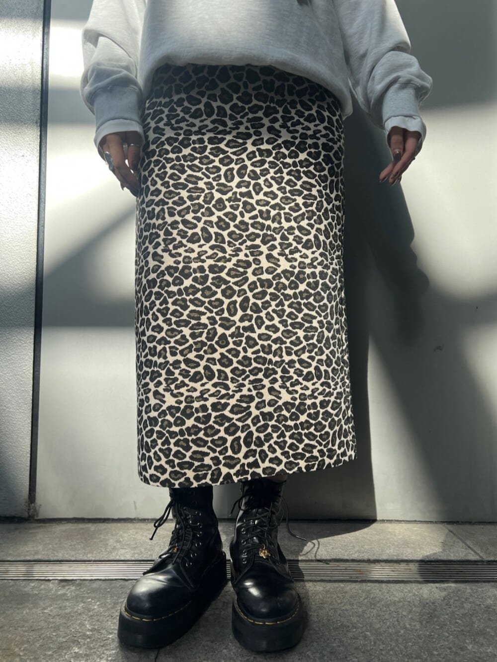 ホワイト系のTシャツ/カットソー、グレー系のスウェット、ベージュ系のスカートを着用したレディースの冬コーディネートの5枚目の写真