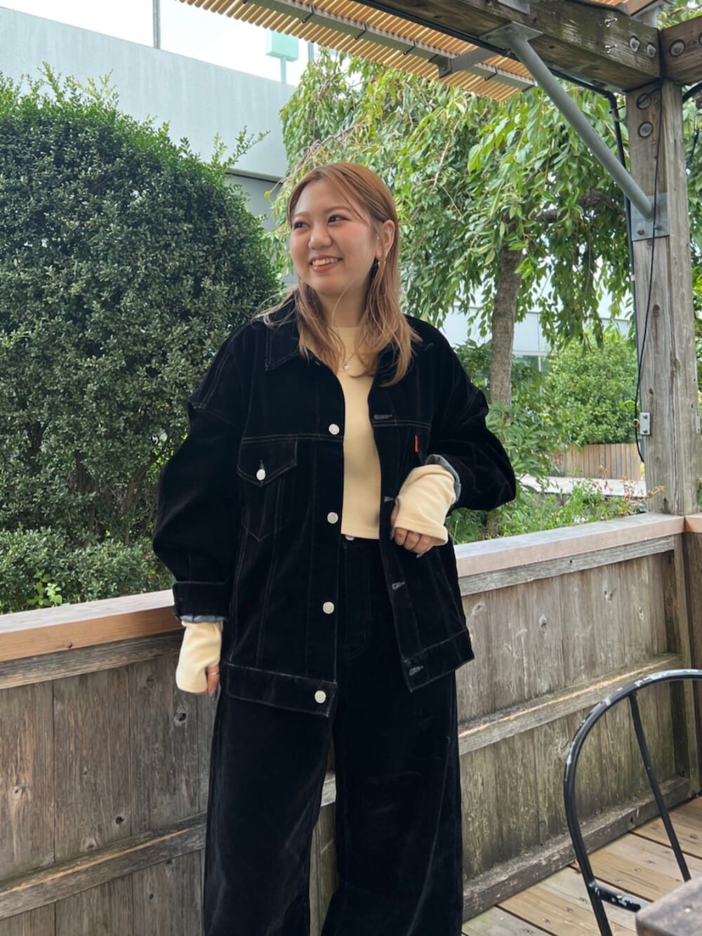 ブラック系のデニムジャケット、ブラック系のデニムパンツ、イエロー系のTシャツ/カットソーを着用したレディースの夏コーディネートの4枚目の写真