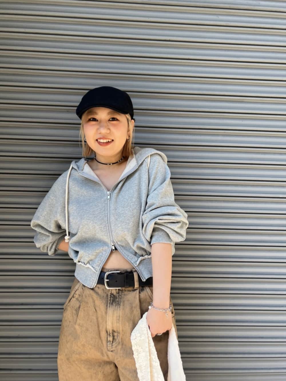 ブラック系のパンプス、ブラウン系のデニムパンツ、グレー系のパーカーを着用したレディースの春コーディネートの8枚目の写真