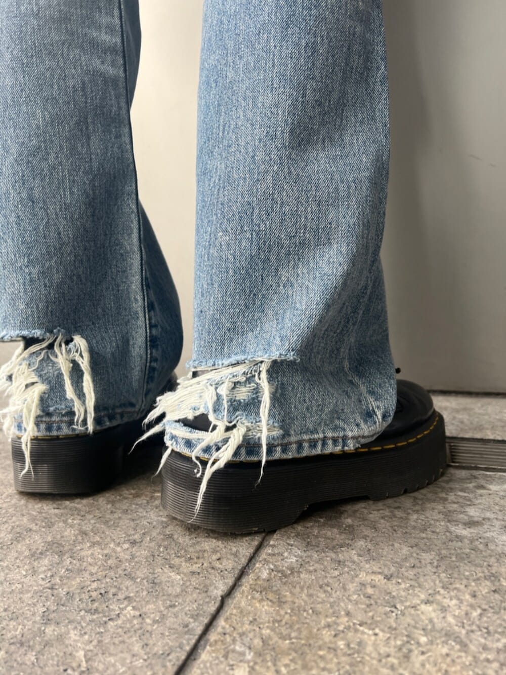 ホワイト系のTシャツ/カットソー、ホワイト系のニット/セーター、ブルー系のデニムパンツを着用したレディースの冬コーディネートの6枚目の写真