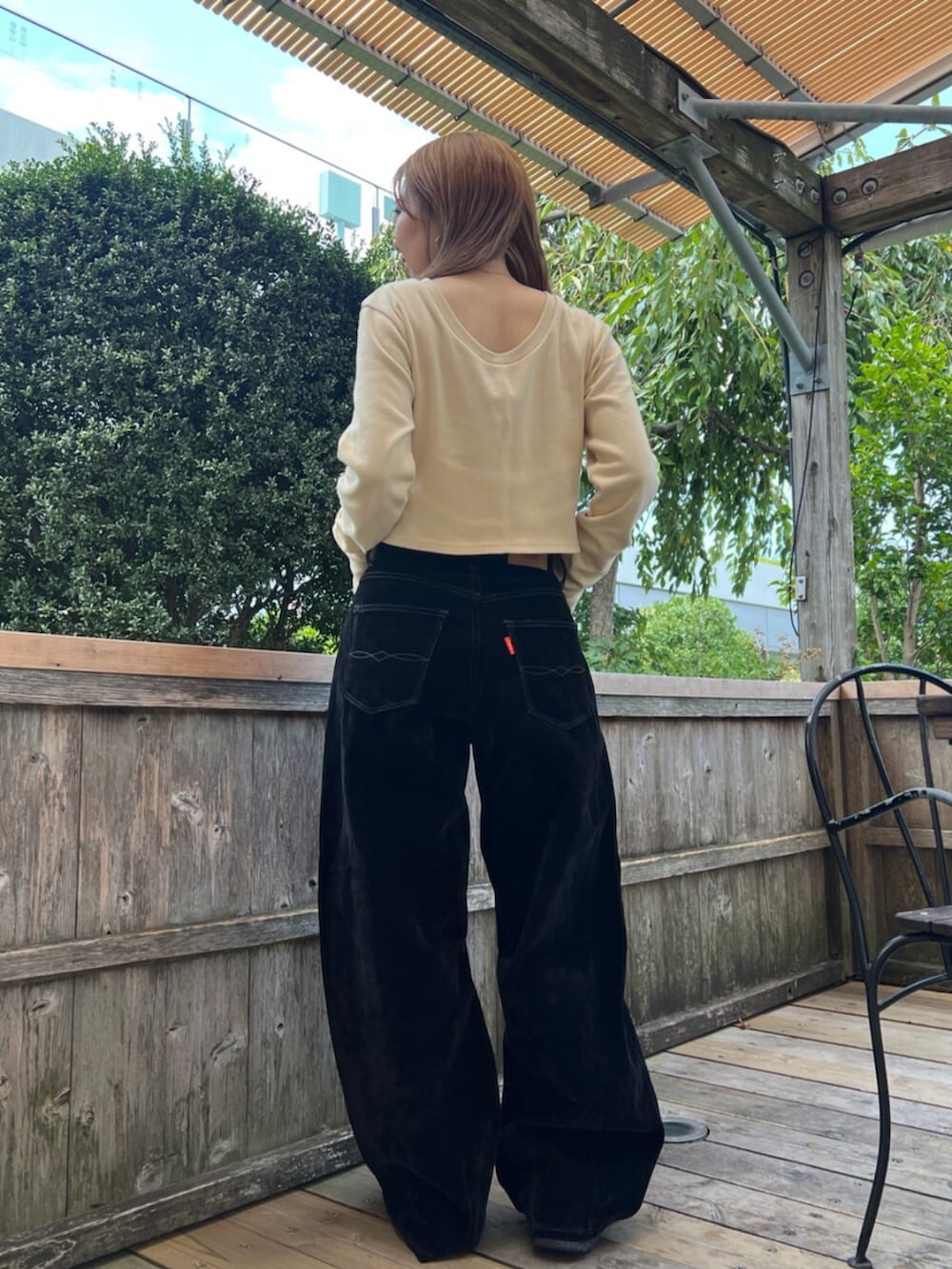 ブラック系のデニムジャケット、ブラック系のデニムパンツ、イエロー系のTシャツ/カットソーを着用したレディースの夏コーディネートの3枚目の写真