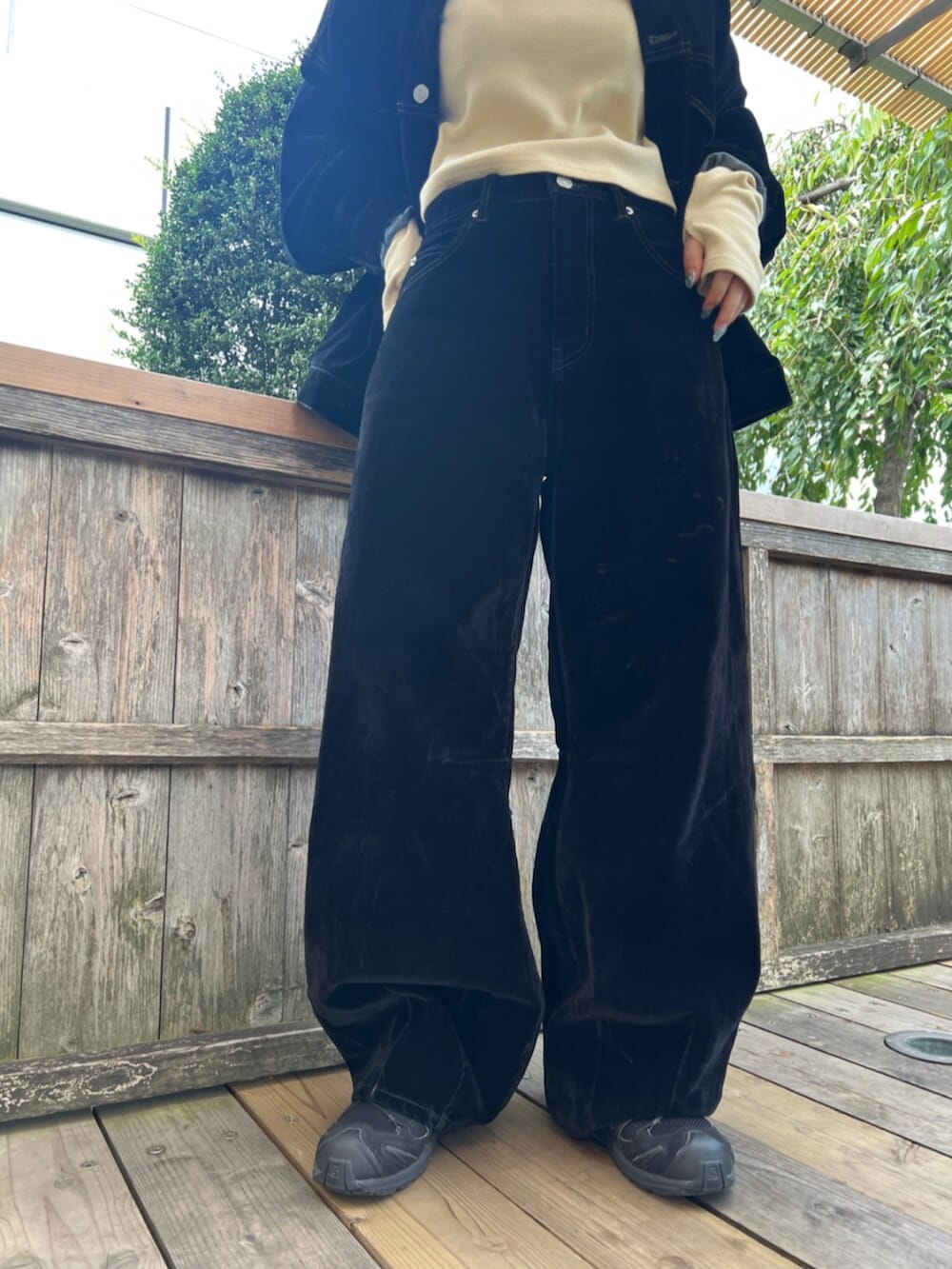 ブラック系のデニムジャケット、ブラック系のデニムパンツ、イエロー系のTシャツ/カットソーを着用したレディースの夏コーディネートの6枚目の写真