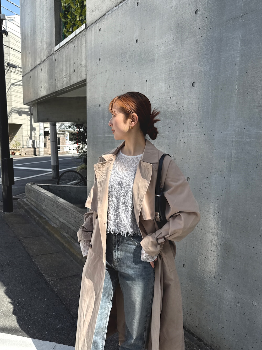 「春めき満開コーデ、ジャケット、春色、カジュアルスタイル、トレンチコート、大人ファッション、ゆるコーデ、春服みてみて、お花見コーデ、レディースファッション、tiptop、春服、オトナ女子、春服コーデ、トレンド」｜「tiptopのレースクルーネックギャザーロンT（Tシャツ/カットソー、ホワイト系）」を使った、シホ🌷さん（骨格ウェーブ・レディース・155cm）の春コーディネートの2枚目の写真