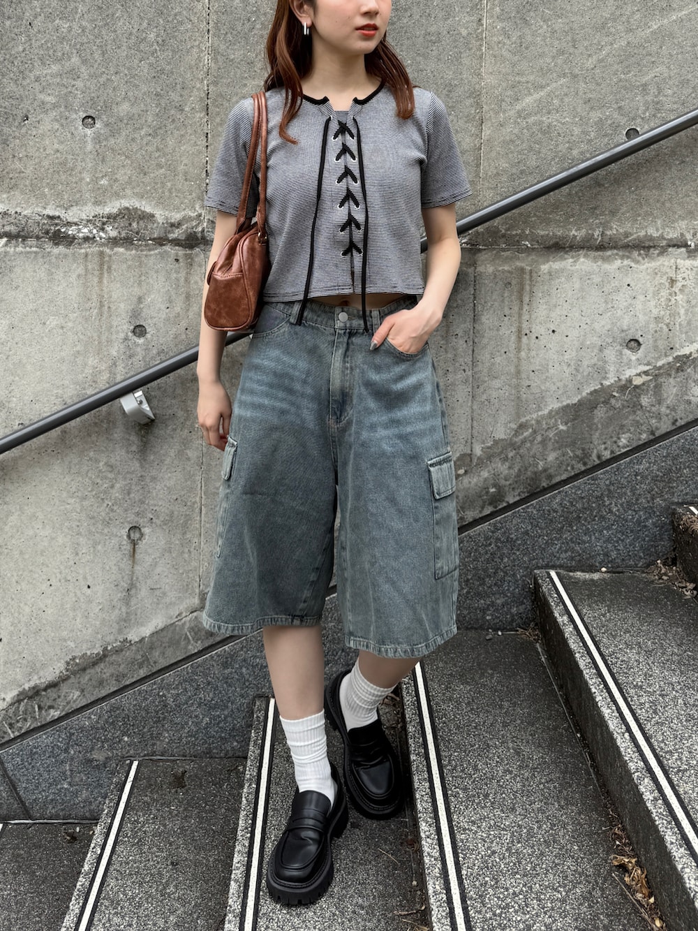「デニム、スポーツミックス、夏コーデ、夏ファッション、夏服、夏、おしゃれさんと繋がりたい、カジュアル、カジュアルコーデ、ハーフパンツ、カーゴパンツ、低身長コーデ」｜「tiptopのカーゴデニムハーフパンツ（カーゴパンツ、ブルー系）」を使った、シホ🌷さん（骨格ウェーブ・レディース・155cm）の夏コーディネートの2枚目の写真