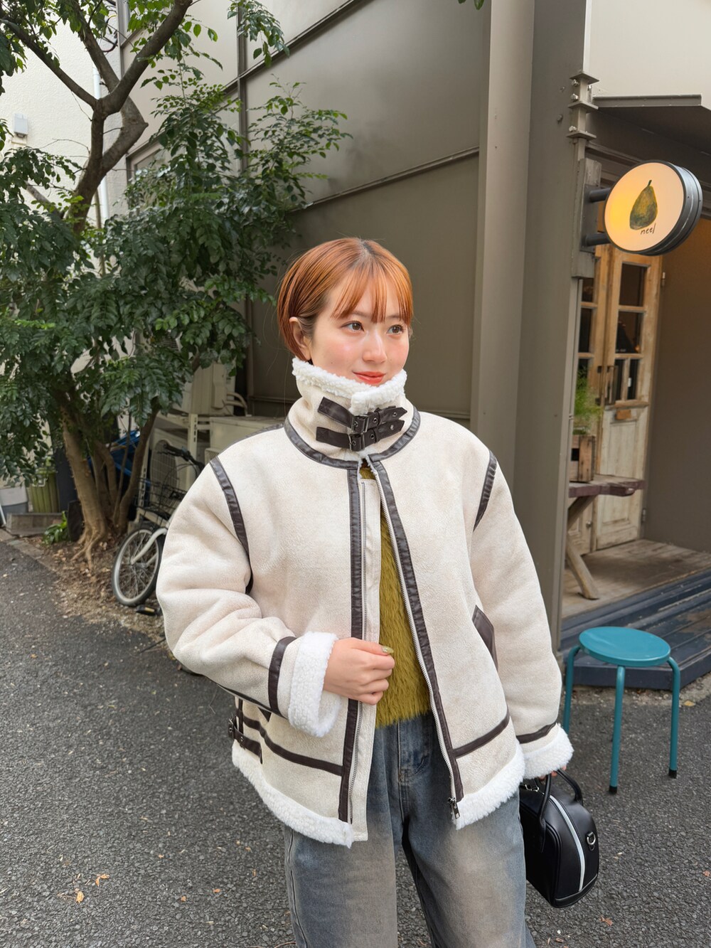「冬コーデ、ホワイトコーデ、クリスマスに着たい服、マイベストコーデ2024、tiptop、カラーコーデ、ムートンコート、ブルゾン、休日スタイル、おでかけコーデ、今日のコーデ、大人コーデ、オトナカワイイ、ニットコーデ、大人女子」｜「tiptopの【丈が選べる2サイズ】起毛フェザーニットプルオーバー（ニット/セーター、グリーン系）」を使った、シホ🌷さん（骨格ウェーブ・レディース・155cm）の冬コーディネートの3枚目の写真