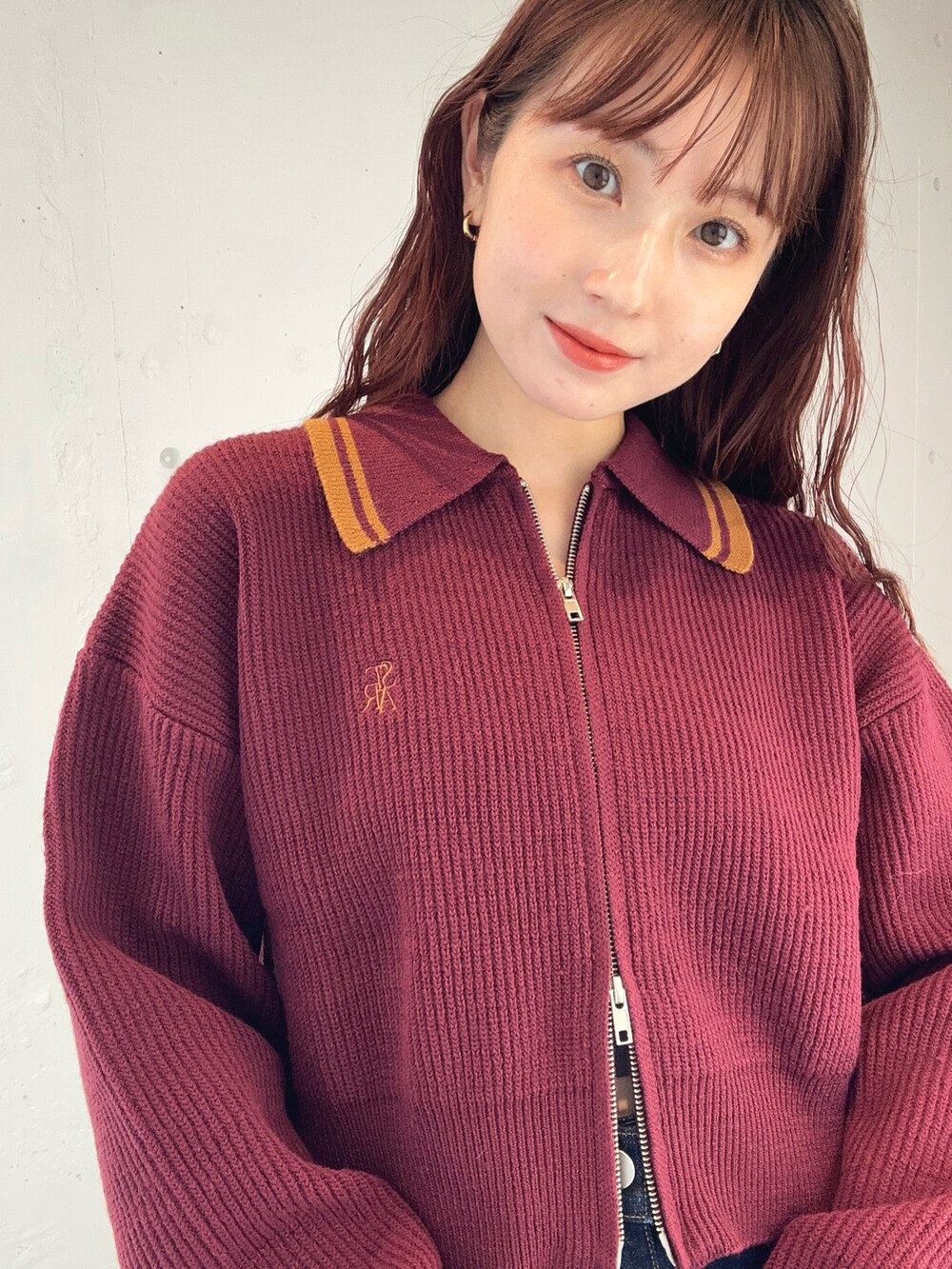 「秋っぽコーデ更新中、秋のコーデ、お出かけコーデ、ニット、カーディガン、セーター、ボルドー、バーガンディー、秋服、きれいめコーデ、カジュアルコーデ、カジュアル、秋冬コーデ、tiptop、プチプラコーデ」｜「tiptopの【2024AW新色登場】ライン衿ジップブルゾン（ニット/セーター、レッド系）」を使った、シホ🌷さん（骨格ウェーブ・レディース・155cm）の秋コーディネートの2枚目の写真